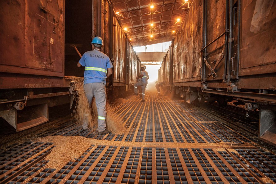 A mudança do conceito do projeto de modernização do Corredor de Exportação Leste do Porto de Paranaguá aumentará a capacidade operacional do complexo em 100%. A ideia inicial era ampliar em 33%. A novidade foi comunicada nesta segunda-feira (28) pelo diretor-presidente da Portos do Paraná, Luiz Fernando Garcia, durante reunião mensal entre a empresa pública e os representantes da Associação dos Terminais do Corredor de Exportação de Paranaguá (Atexp).