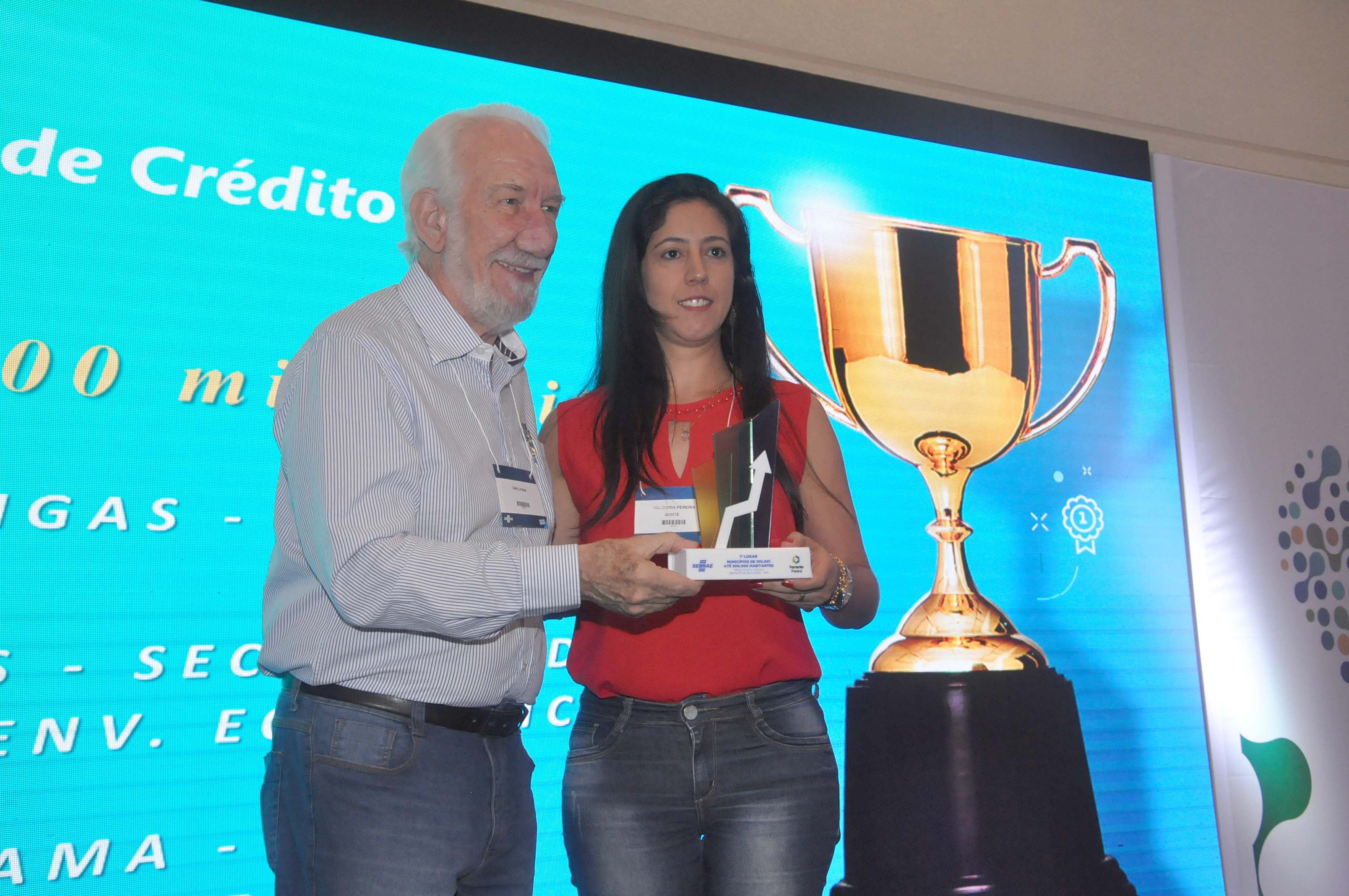O trabalho realizado pela equipe da Sala do Empreendedor da prefeitura de Francisco Beltrão no atendimento de empreendedores e contratação de operações de microcrédito recebeu o primeiro lugar geral no Prêmio Fomento Paraná e Sebrae/PR de Microcrédito 2019