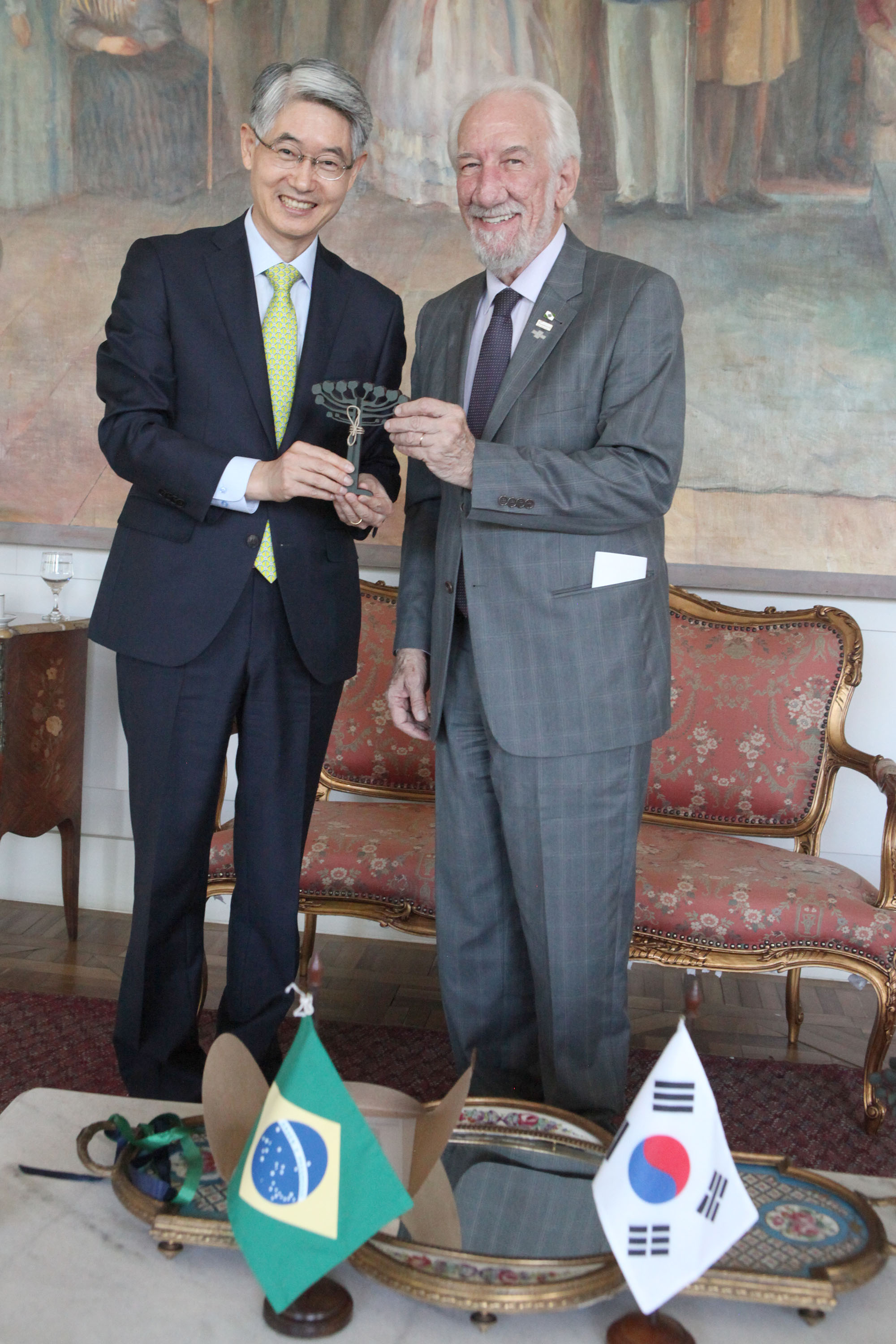 Vice-governador Darci Piana recebe o embaixador da Coreia do Sul,  Chan-Woo Kim. Curitiba,01/11/2019 - Foto: Ari Dias/AEN