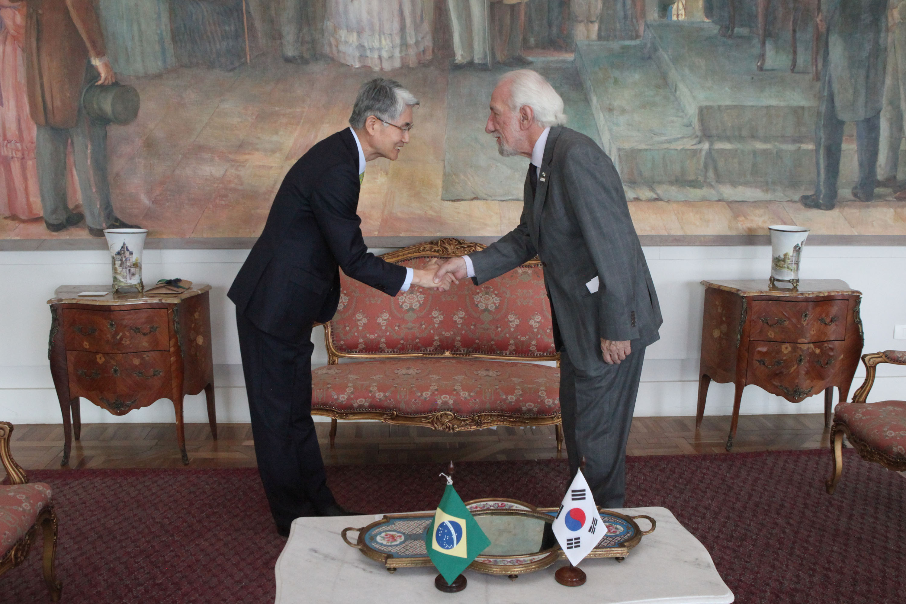 Vice-governador Darci Piana recebe o embaixador da Coreia do Sul,  Chan-Woo Kim. Curitiba,01/11/2019 - Foto: Ari Dias/AEN