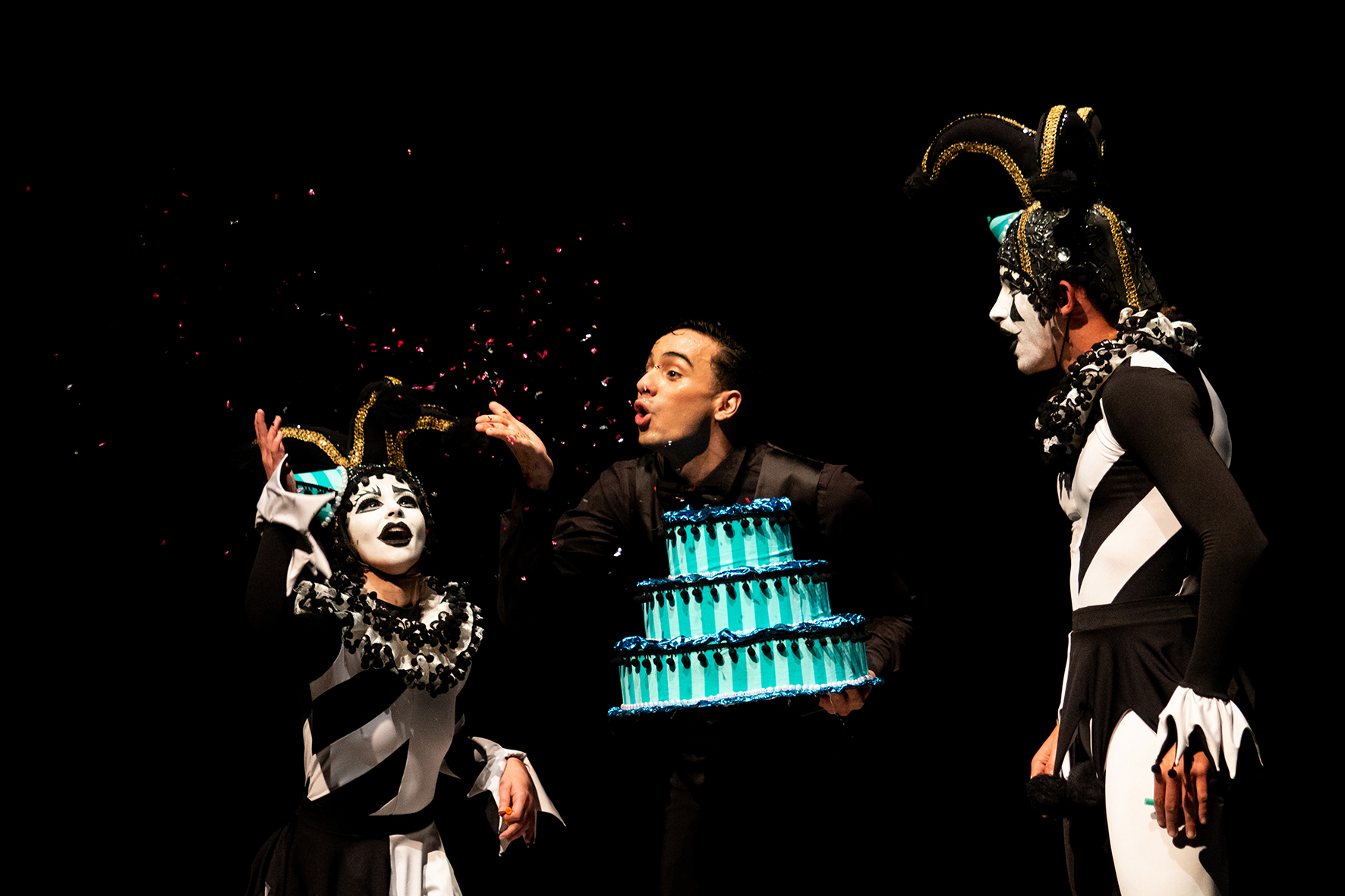 Dança, música e teatro marcam a programação de fim de ano do Centro Cultural Teatro Guaíra. Entre as atrações há a estreia de João e Maria, montagem especial da Escola de Dança Teatro Guaíra, com mais de 100 alunos em cena. Já a Orquestra Sinfônica do Paraná apresenta cinco concertos até o fim de dezembro, incluindo o espetáculo My Fair Lady, com 14 trechos do musical clássico, que será cantado ao vivo em português.