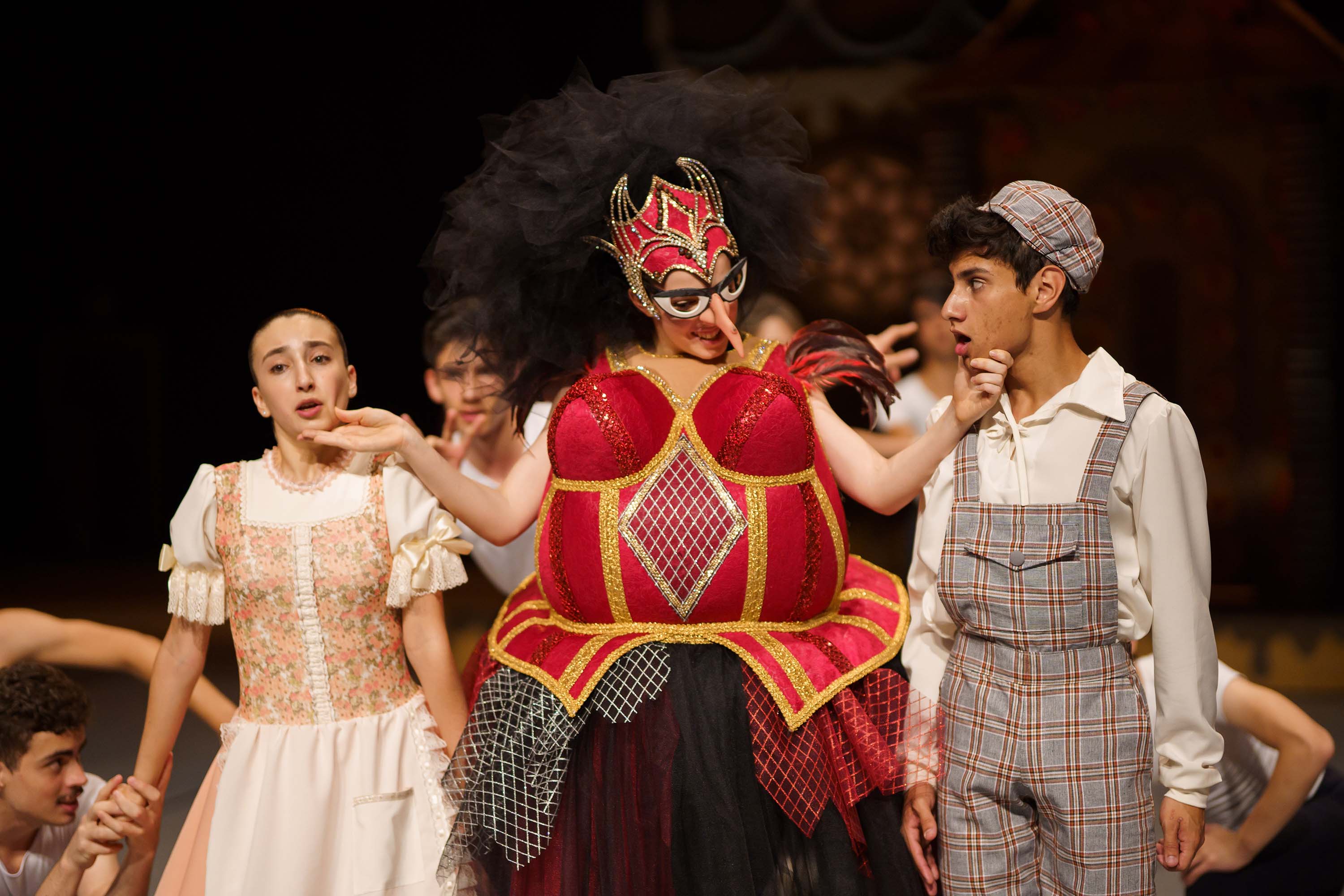 Dança, música e teatro marcam a programação de fim de ano do Centro Cultural Teatro Guaíra. Entre as atrações há a estreia de João e Maria, montagem especial da Escola de Dança Teatro Guaíra, com mais de 100 alunos em cena. Já a Orquestra Sinfônica do Paraná apresenta cinco concertos até o fim de dezembro, incluindo o espetáculo My Fair Lady, com 14 trechos do musical clássico, que será cantado ao vivo em português.