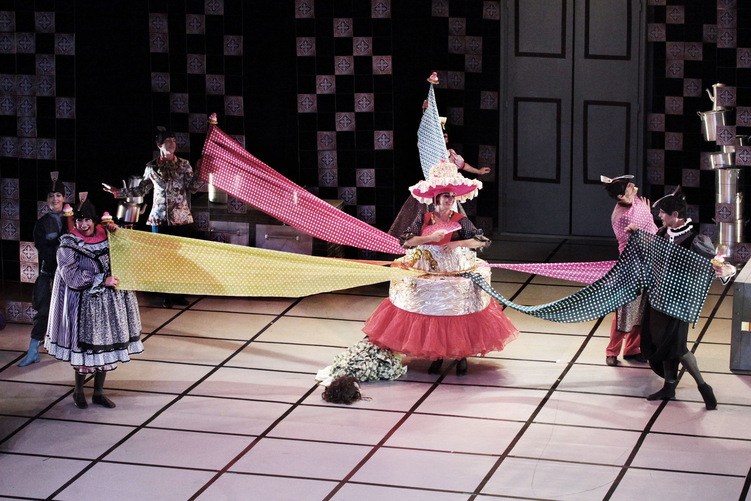 Estréia de La Cena-G2 Cia de Dança_ImgKarin van der BroockeDireção: Cleide PiazeckiCenário e Figurinos:Ricardo Ramos GaranhaniBailarinos:Julio Mota, Inês Drumond, Deisi Wor, Leandro Nascimento, Ricardo ramos Garanhani,Clionisi de Barros(tota), Graziani Graziani, Rogerio Halila.Data:25 de março de 2016Local: Auditório Salvador de Ferrante, GuairinhaCredito autoral de imagens:Karin van der Broocke