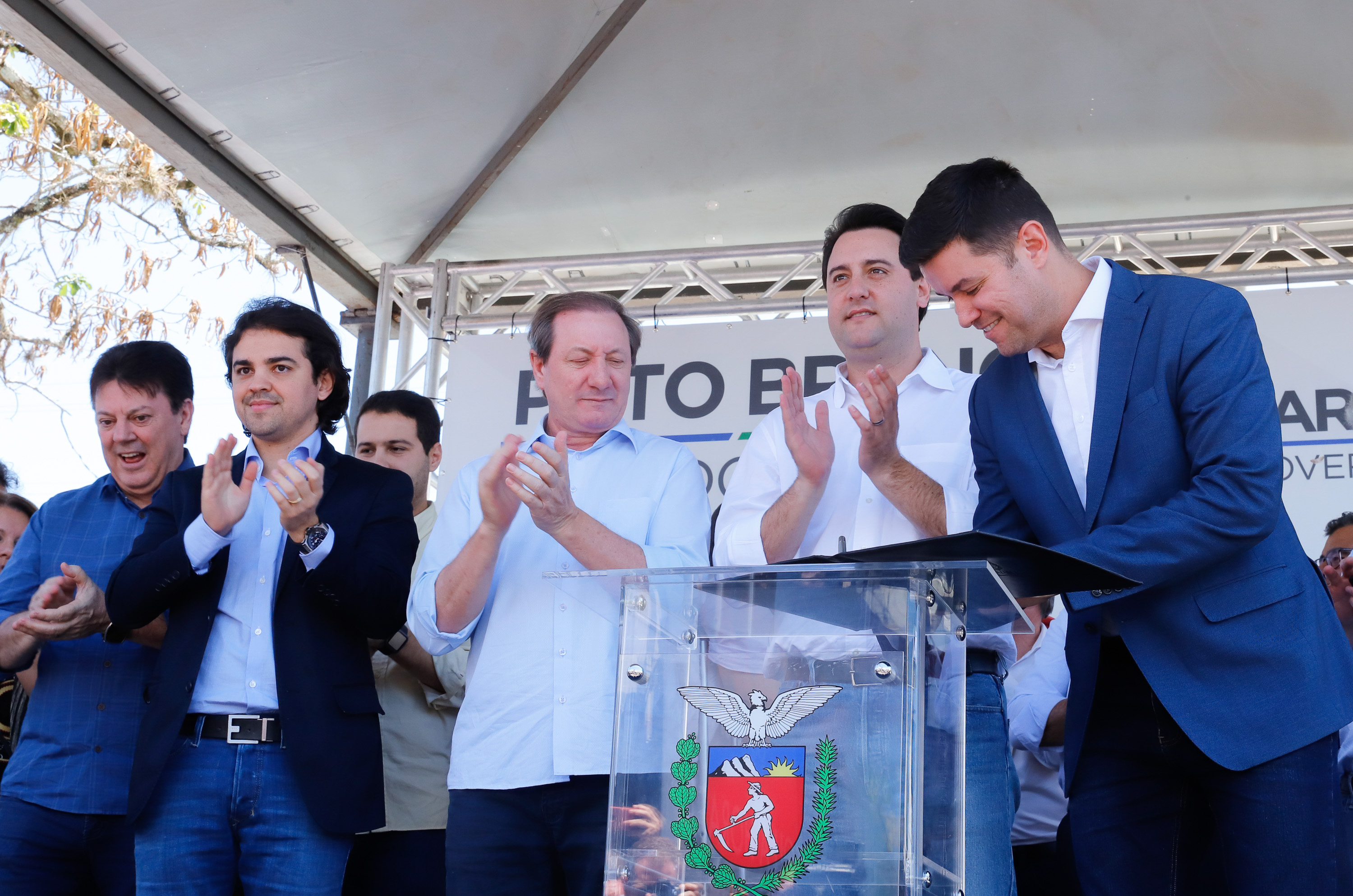 O governador Carlos Massa Ratinho Junior assinou na manhã desta terça-feira (12) a transferência da sede do Governo do Paraná para Pato Branco, polo do Sudoeste do Paraná. A cidade é a capital administrativa do Estado até esta quarta-feira (13). As atividades do Poder Executivo acontecem em paralelo à IV Feira de Ciência, Tecnologia e Inovação – Inventum. O ato aconteceu no espaço Casa do Prefeito, dentro do Parque de Exposições do município.