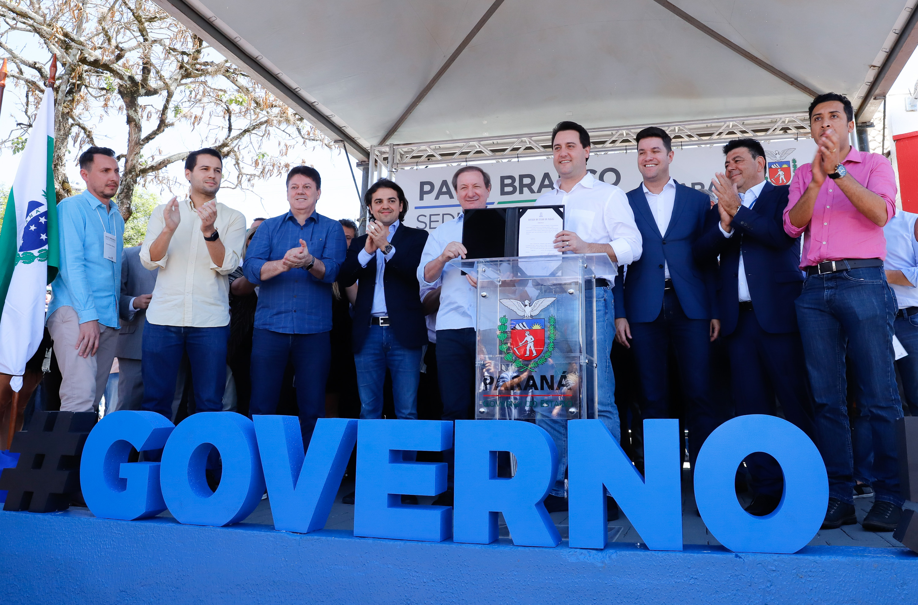 O governador Carlos Massa Ratinho Junior assinou na manhã desta terça-feira (12) a transferência da sede do Governo do Paraná para Pato Branco, polo do Sudoeste do Paraná. A cidade é a capital administrativa do Estado até esta quarta-feira (13). As atividades do Poder Executivo acontecem em paralelo à IV Feira de Ciência, Tecnologia e Inovação – Inventum. O ato aconteceu no espaço Casa do Prefeito, dentro do Parque de Exposições do município.