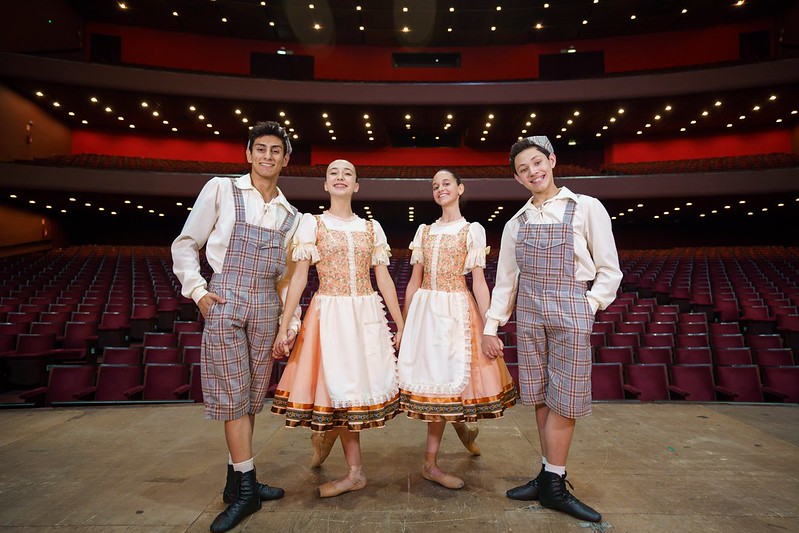 O Teatro Guaíra apresenta neste fim de semana dois espetáculos que fazem parte da programação especial de fim de ano: o balé João e Maria, da Escola de Dança Teatro Guaíra, e o concerto América Tropical, interpretado pela Orquestra Sinfônica do Paraná. Foto: Cesar Bond/CCTG