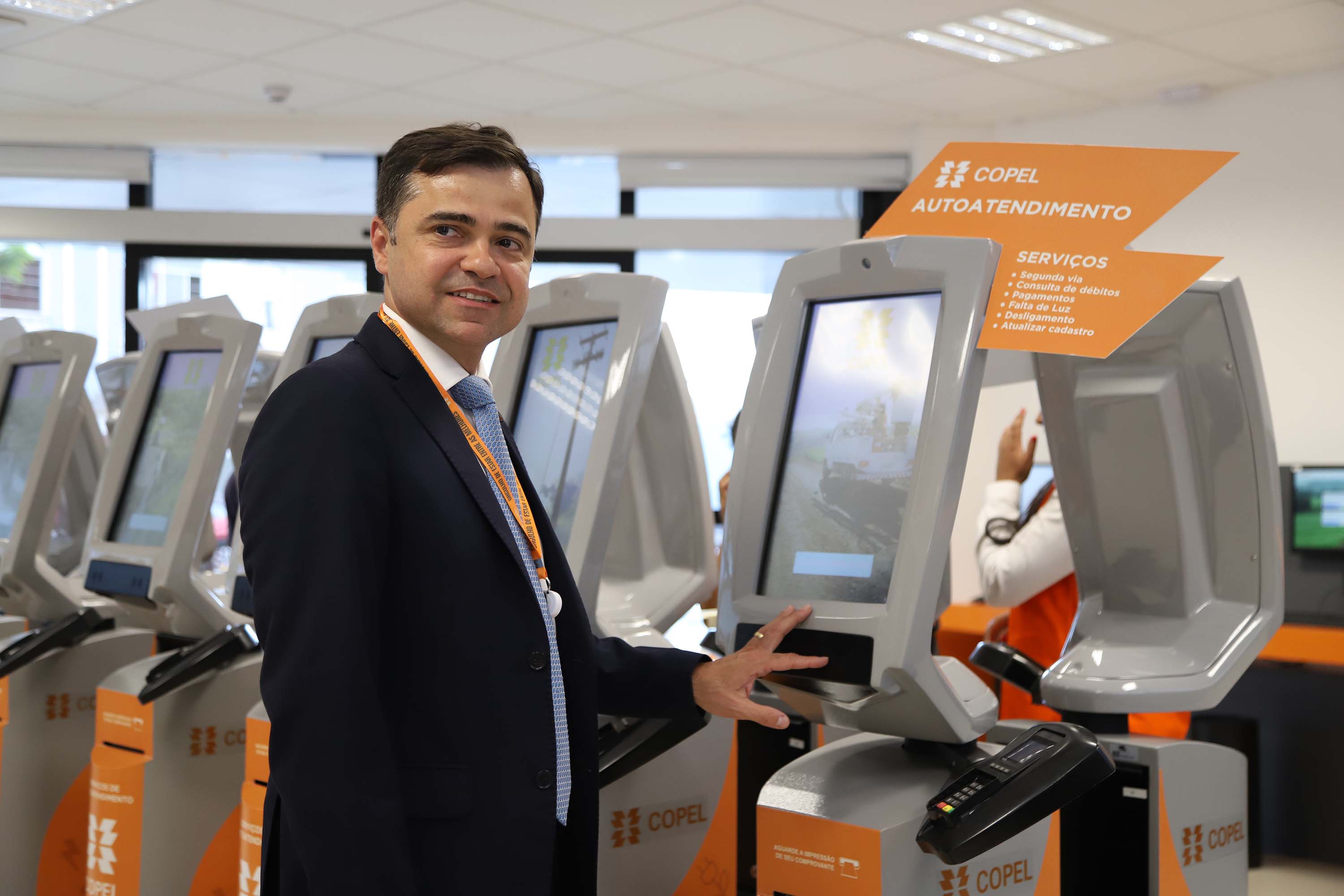 Uma comitiva de diretores e superintendentes da Agência Nacional de Energia Elétrica (Aneel) conheceram nesta semana as inovações que a Copel está implementando em suas redes de distribuição no Paraná. A visita começou na segunda (18) em Ipiranga – primeira cidade do Brasil com medidores de energia inteligentes – e terminou na terça (19) no Smart Copel, agência modelo e centro de operações integrado da Companhia.Foto: Daniela Catisti/Copel