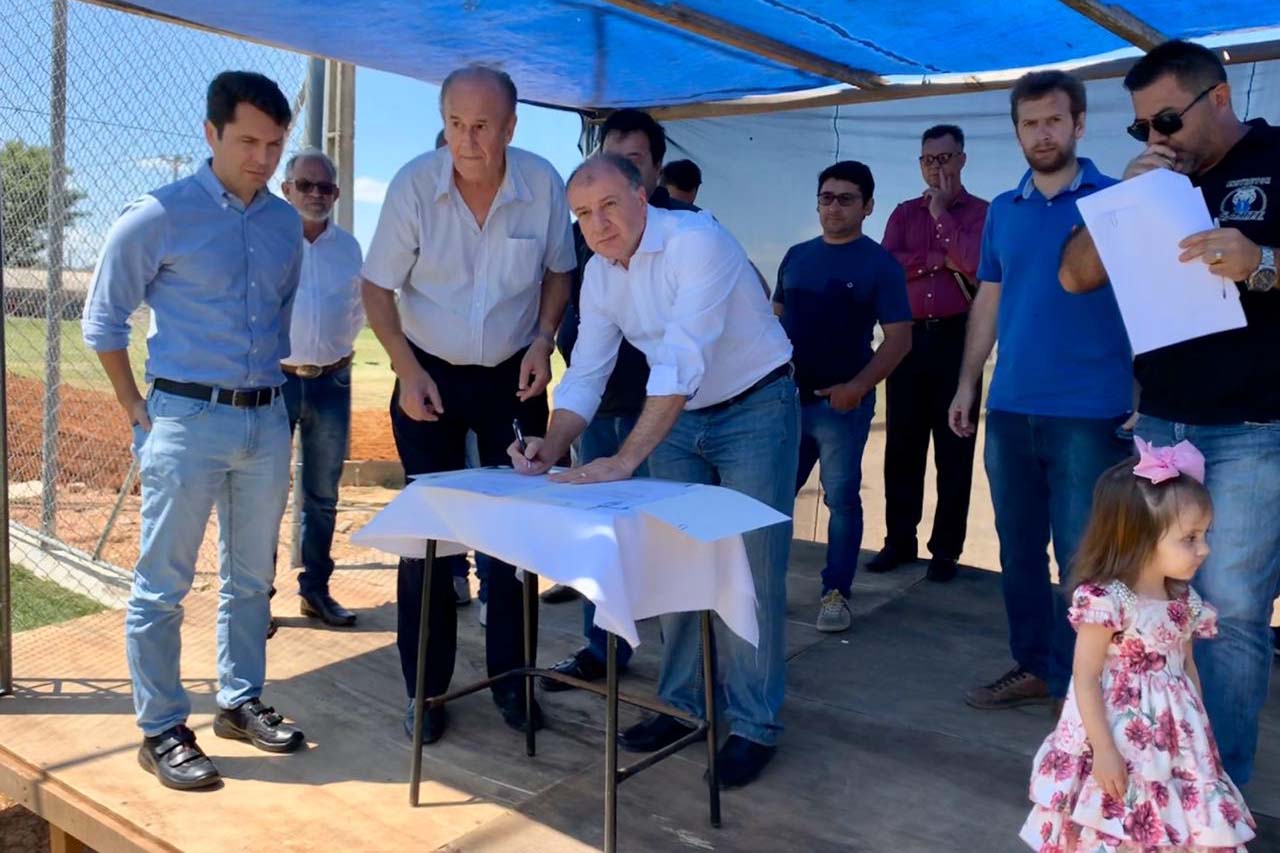 O Governo do Estado entregou nesta quinta-feira (21) em quatro municípios das Regiões dos Campos Gerais, Norte e Noroeste editais de licitação e inaugurou obras no valor total de R$ 6