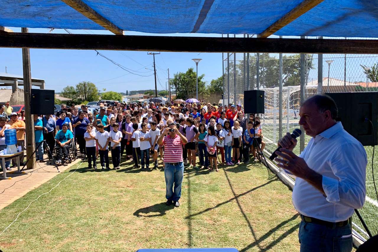 O Governo do Estado entregou nesta quinta-feira (21) em quatro municípios das Regiões dos Campos Gerais, Norte e Noroeste editais de licitação e inaugurou obras no valor total de R$ 6