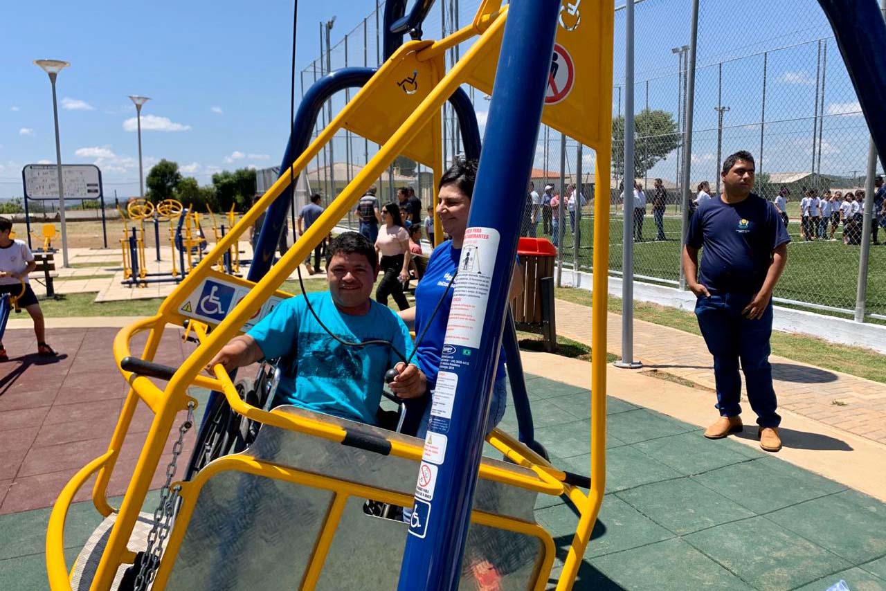 O Governo do Estado entregou nesta quinta-feira (21) em quatro municípios das Regiões dos Campos Gerais, Norte e Noroeste editais de licitação e inaugurou obras no valor total de R$ 6