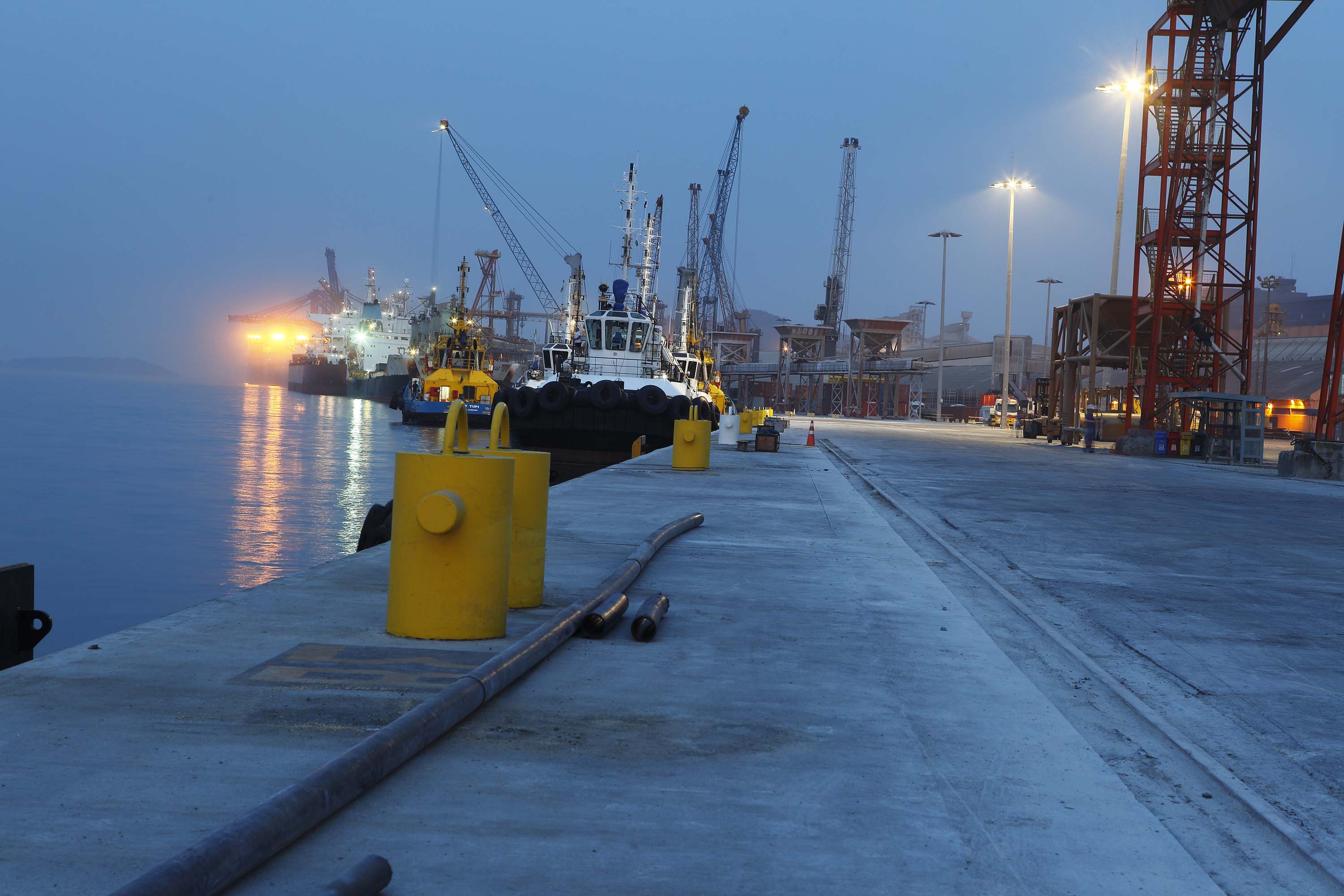 As operações nos Portos do Paraná ficarão ainda mais ágeis. A partir de agora, os navios não terão restrição para as operações e navegação noturnas. Com o esforço conjunto das autoridades Portuária e Marítima, Praticagem e Operadores, a norma de tráfego e permanência nos portos de Paranaguá e Antonina foi atualizada. As regras foram equalizadas para os dois períodos do dia.Foto: Arquivo- Portos do Paraná