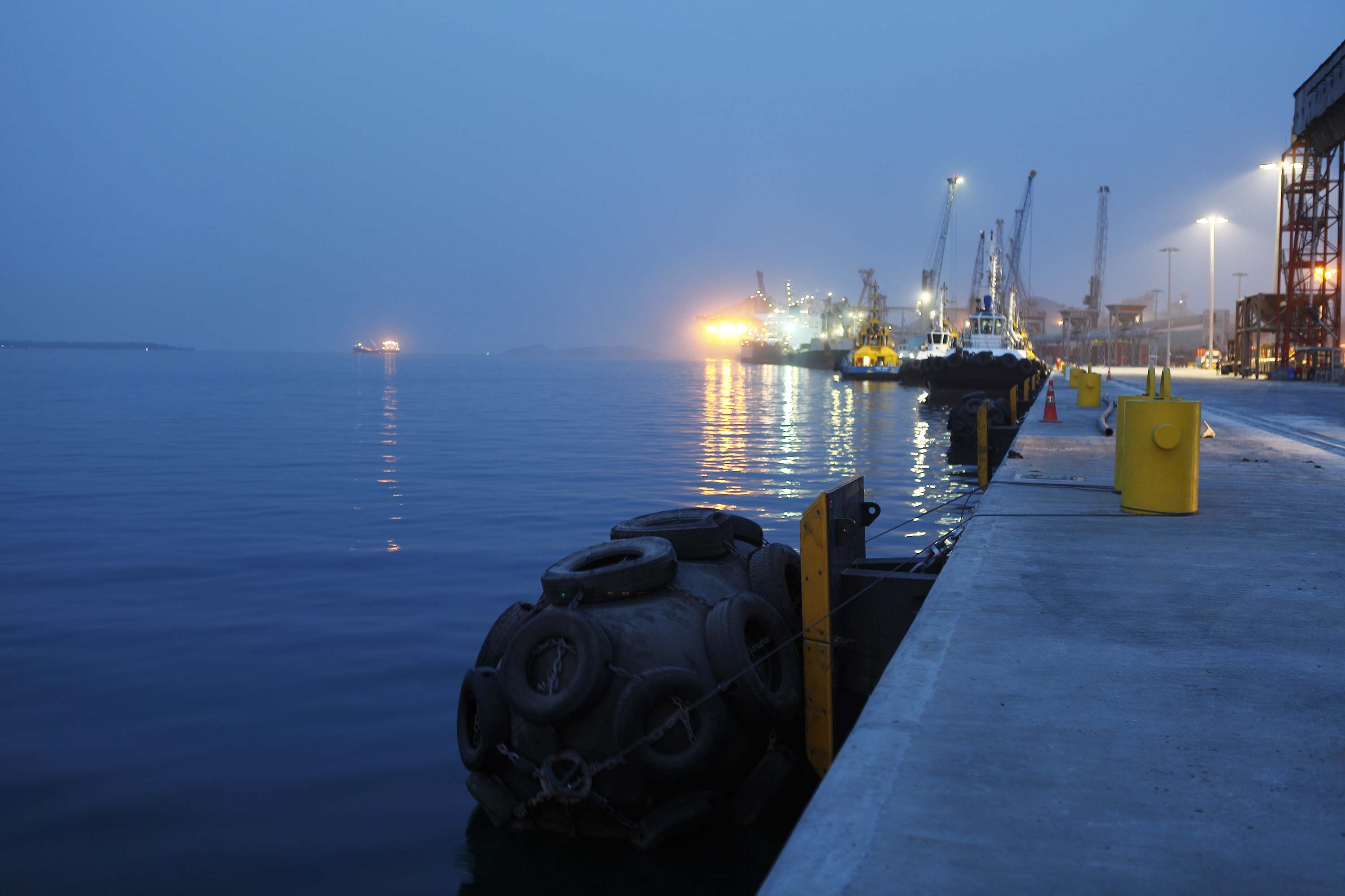 As operações nos Portos do Paraná ficarão ainda mais ágeis. A partir de agora, os navios não terão restrição para as operações e navegação noturnas. Com o esforço conjunto das autoridades Portuária e Marítima, Praticagem e Operadores, a norma de tráfego e permanência nos portos de Paranaguá e Antonina foi atualizada. As regras foram equalizadas para os dois períodos do dia.Foto: Arquivo- Portos do Paraná