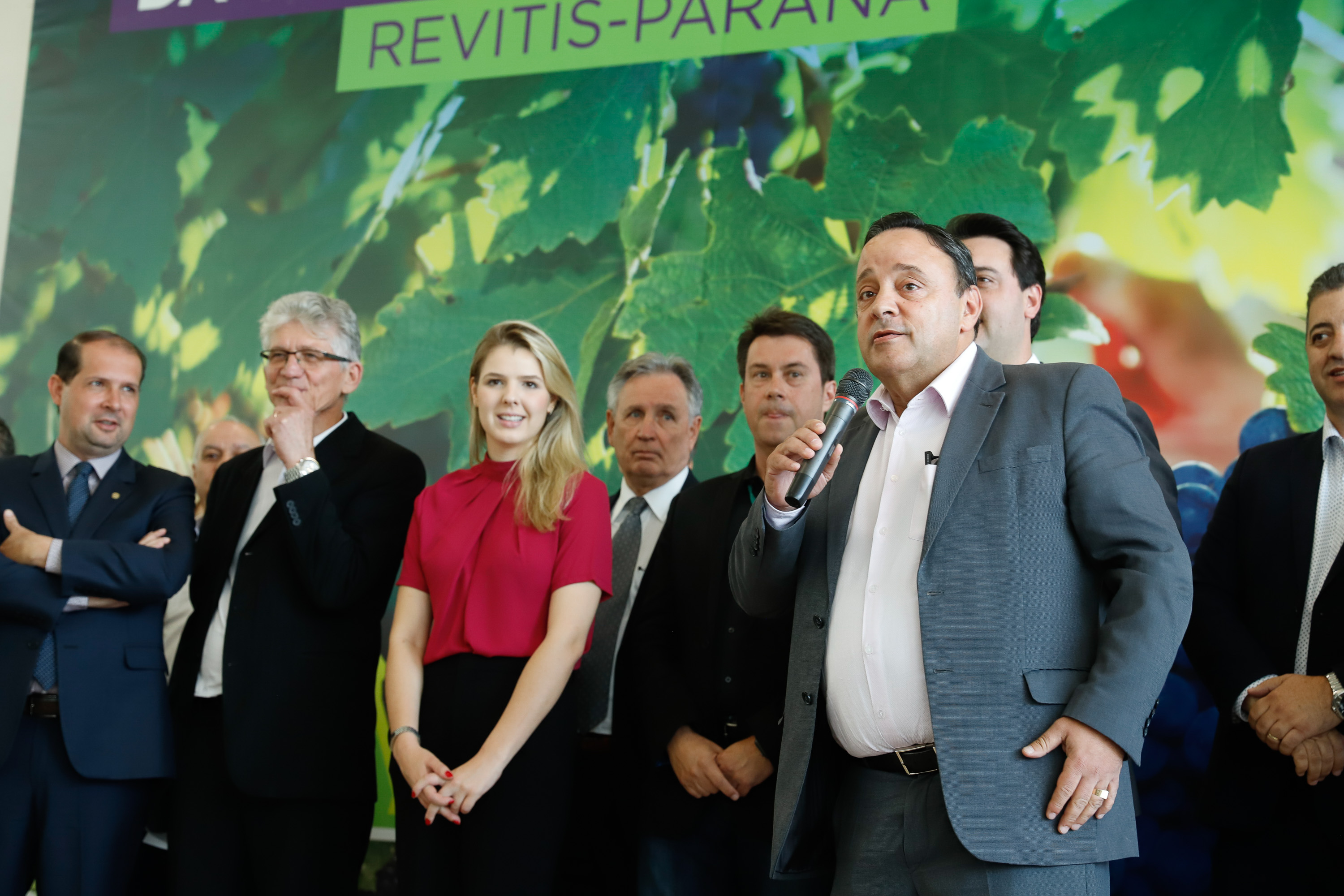 O governador Carlos Massa Ratinho Junior lançou nesta terça-feira (26), no Palácio Iguaçu, o programa Revitis, destinado a estimular a produção de uvas no Paraná. Iniciativa inédita no Estado, o programa está apoiado em quatro eixos: incentivo para a produção, reorganização da comercialização, desenvolvimento do turismo e apoio à agroindústria.