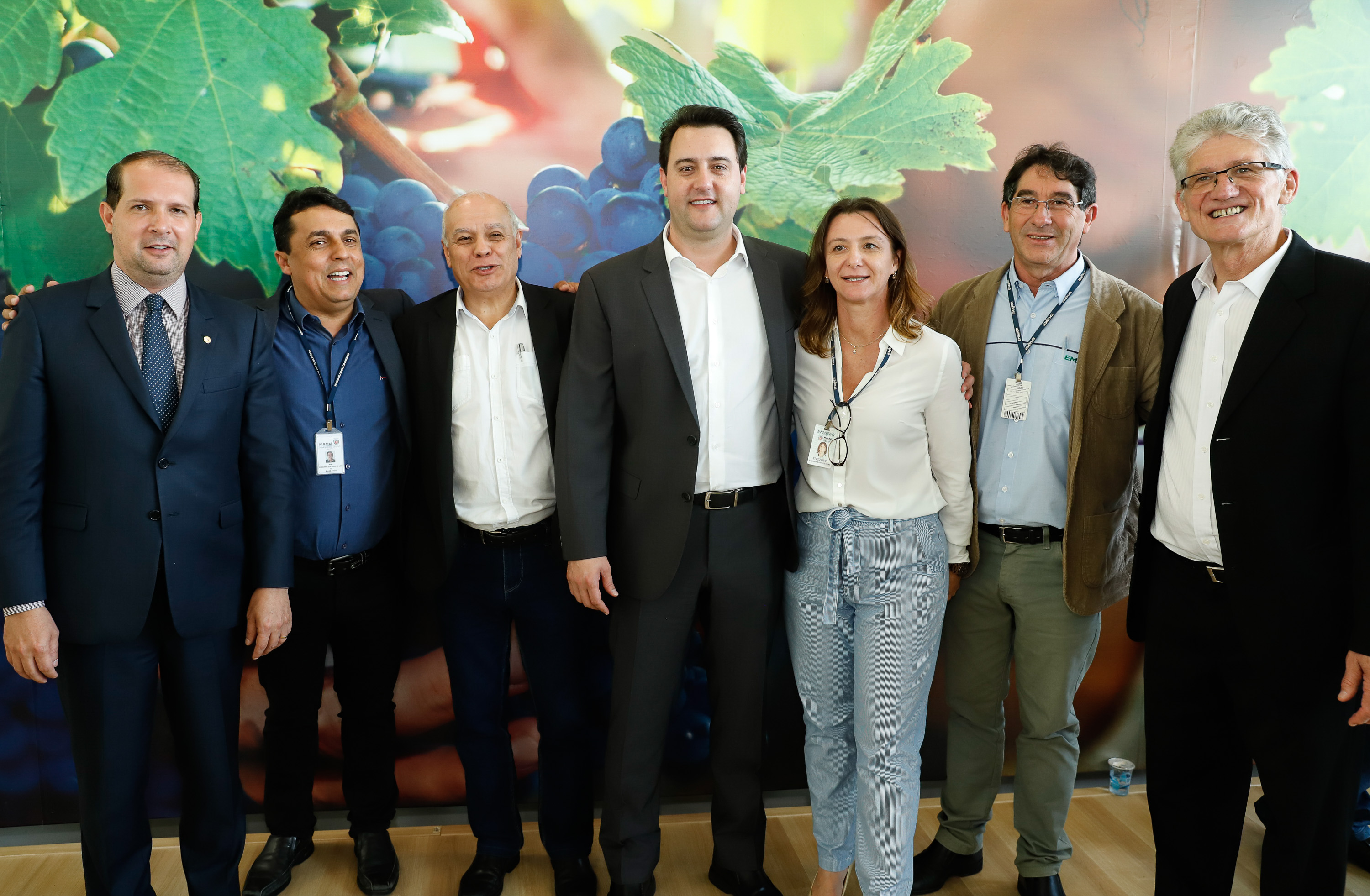 O governador Carlos Massa Ratinho Junior lançou nesta terça-feira (26), no Palácio Iguaçu, o programa Revitis, destinado a estimular a produção de uvas no Paraná. Iniciativa inédita no Estado, o programa está apoiado em quatro eixos: incentivo para a produção, reorganização da comercialização, desenvolvimento do turismo e apoio à agroindústria.