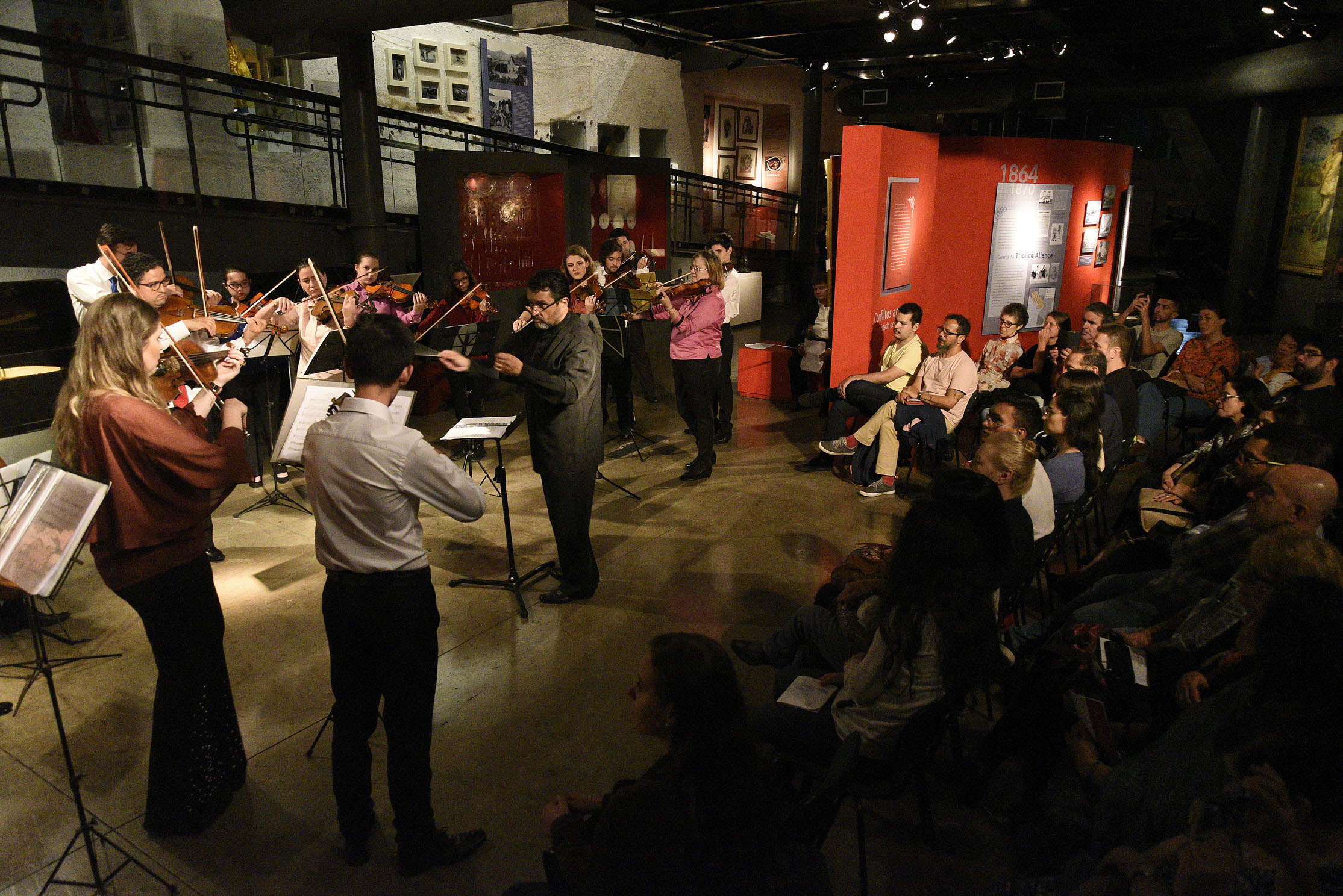 A parceria do Museu Paranaense com a Universidade Tecnológica do Paraná continua com apresentações dos grupos instrumentais da universidade. Dia 29 de novembro, às 19h30, a Camerata UTFPR interpreta as canções do musical West Side Story, e dia 6 de dezembro, às 19h, o grupo PianoTec UTFPR dá vida a obras da literatura pianística que vão do período barroco até o século XX.Foto: Kraw Penas/SECC