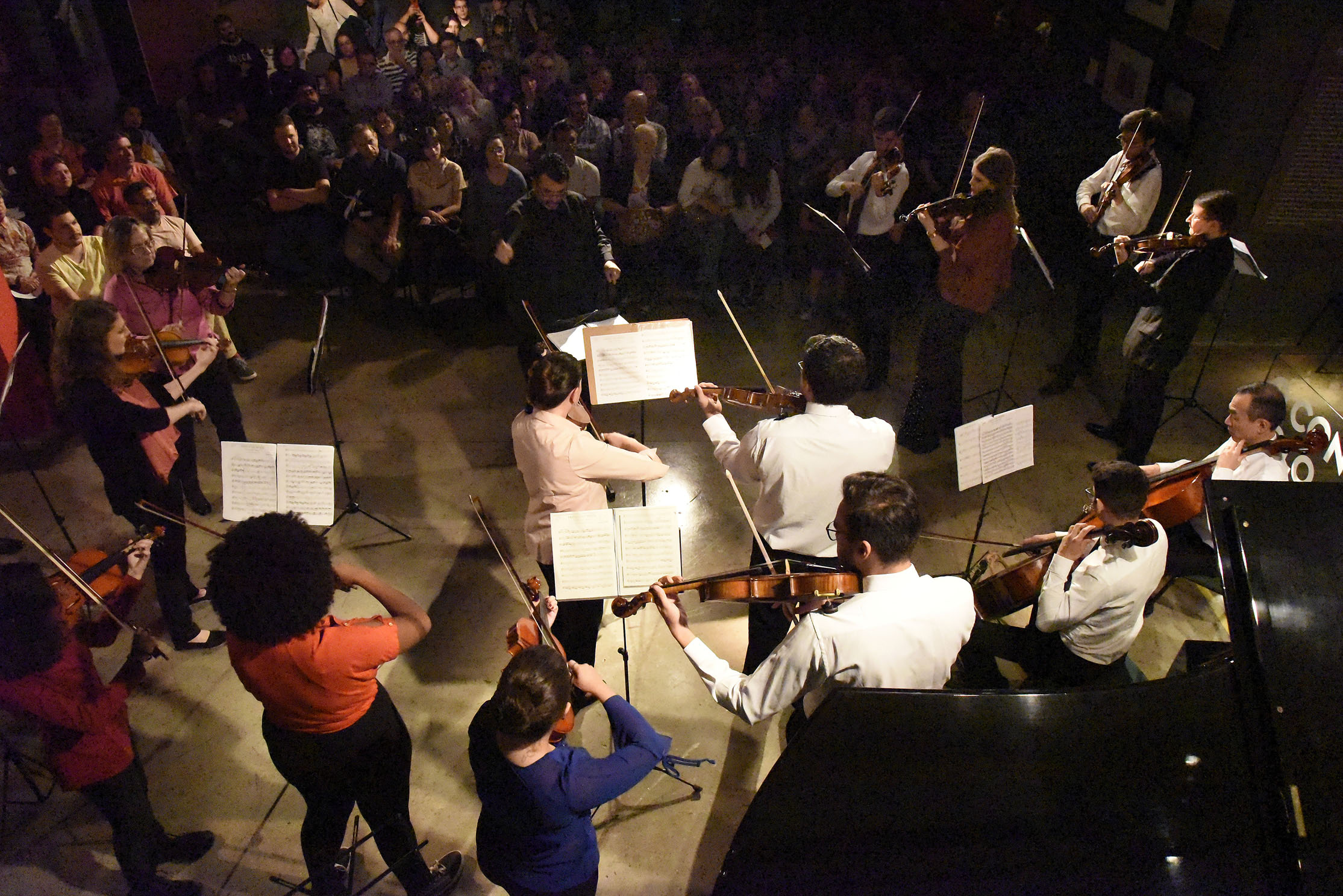A parceria do Museu Paranaense com a Universidade Tecnológica do Paraná continua com apresentações dos grupos instrumentais da universidade. Dia 29 de novembro, às 19h30, a Camerata UTFPR interpreta as canções do musical West Side Story, e dia 6 de dezembro, às 19h, o grupo PianoTec UTFPR dá vida a obras da literatura pianística que vão do período barroco até o século XX.Foto: Kraw Penas/SECC