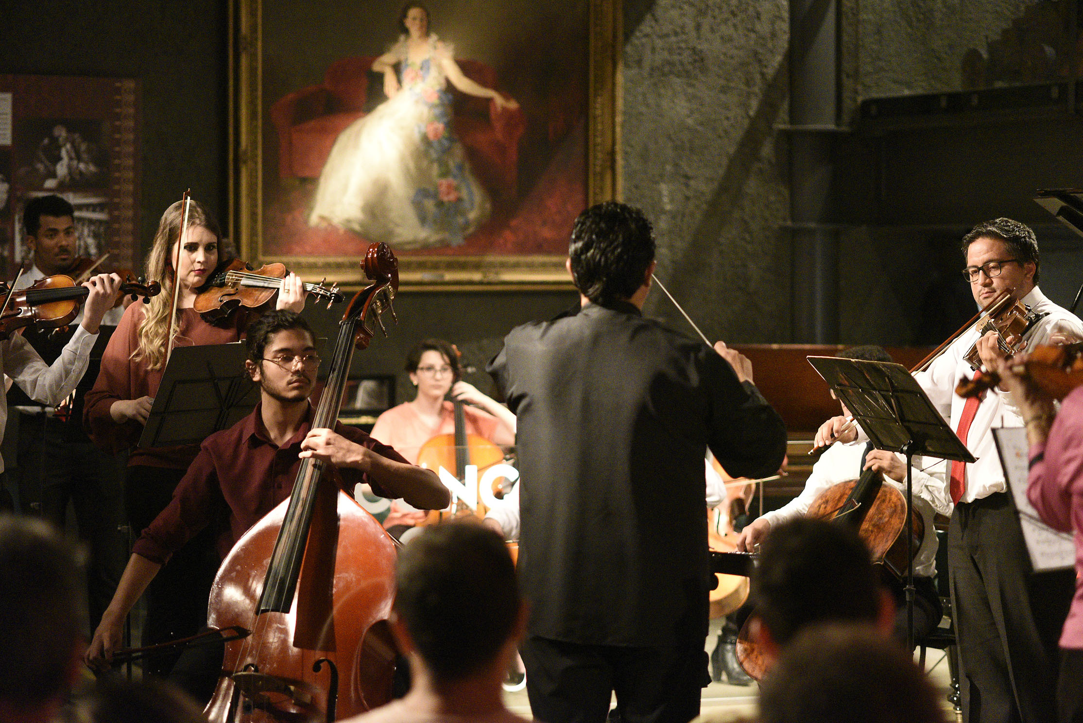 A parceria do Museu Paranaense com a Universidade Tecnológica do Paraná continua com apresentações dos grupos instrumentais da universidade. Dia 29 de novembro, às 19h30, a Camerata UTFPR interpreta as canções do musical West Side Story, e dia 6 de dezembro, às 19h, o grupo PianoTec UTFPR dá vida a obras da literatura pianística que vão do período barroco até o século XX.Foto: Kraw Penas/SECC