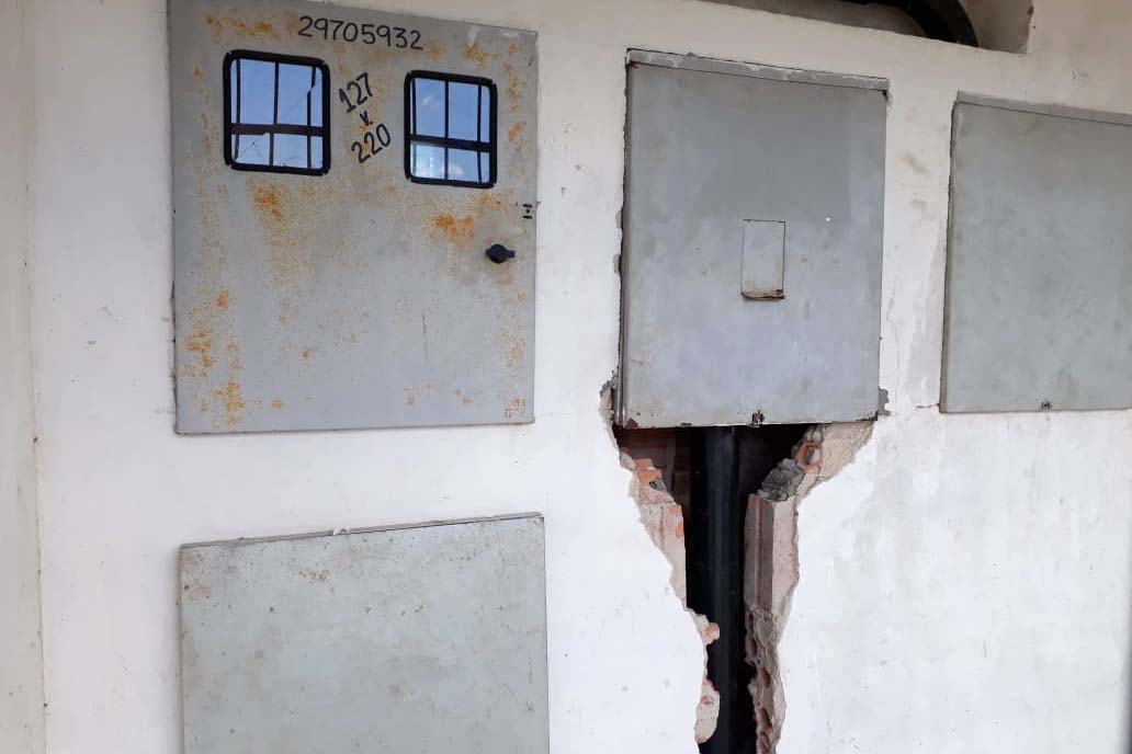 O sistema de abastecimento de água da Sanepar em Faxinal do Céu, distrito do município de Pinhão, tem sido alvo da ação de vândalos. Além de causarem estragos na estrutura, eles furtaram cabos e componentes da parte elétrica, interrompendo o fornecimento de água na localidade. Foto: Sanepar