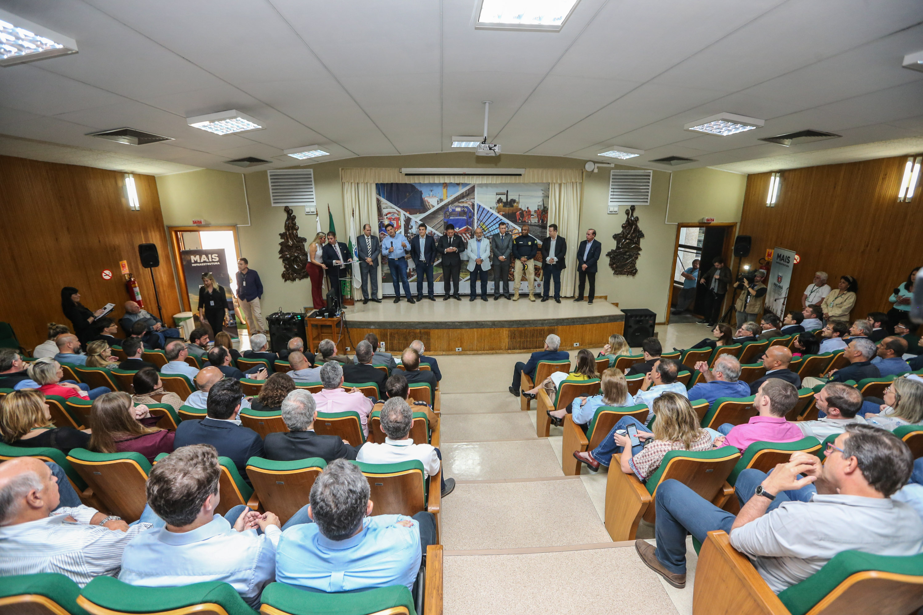 a primeira reunião para apresentação do cronograma de atividades, o secretário de Estado da Infraestrutura e Logística, Sandro Alex, explicou que o objetivo dos grupos de trabalho do Governo do Estado e da União é garantir uma modelagem moderna de concessão. “O que estamos propondo no lote de concessões do Paraná, que é o maior do Brasil, é uma modelagem com menores tarifas, que garanta valor justo para os usuários e investimentos importantes”, destacou.