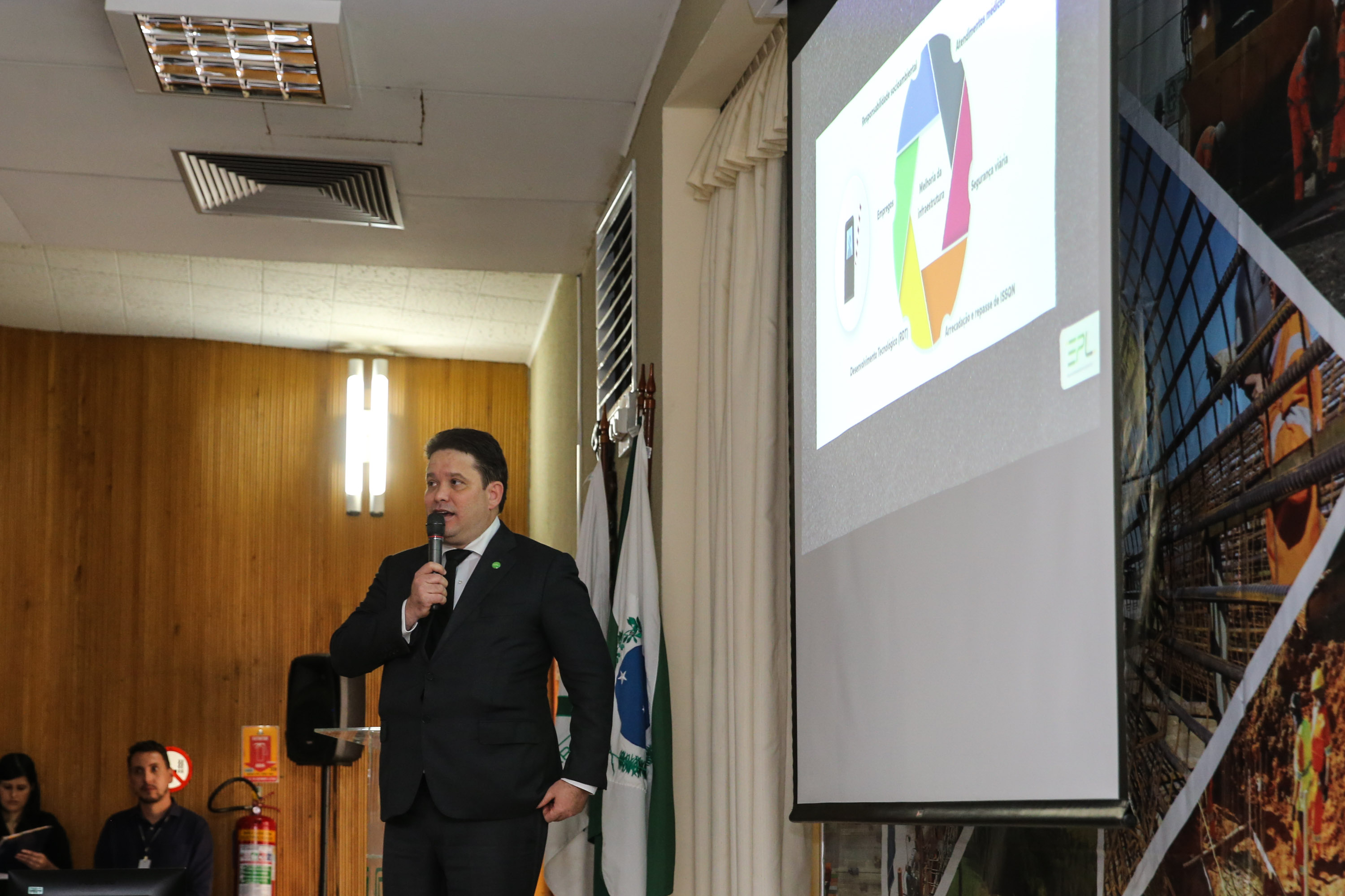 Na primeira reunião para apresentação do cronograma de atividades, o secretário de Estado da Infraestrutura e Logística, Sandro Alex, explicou que o objetivo dos grupos de trabalho do Governo do Estado e da União é garantir uma modelagem moderna de concessão.