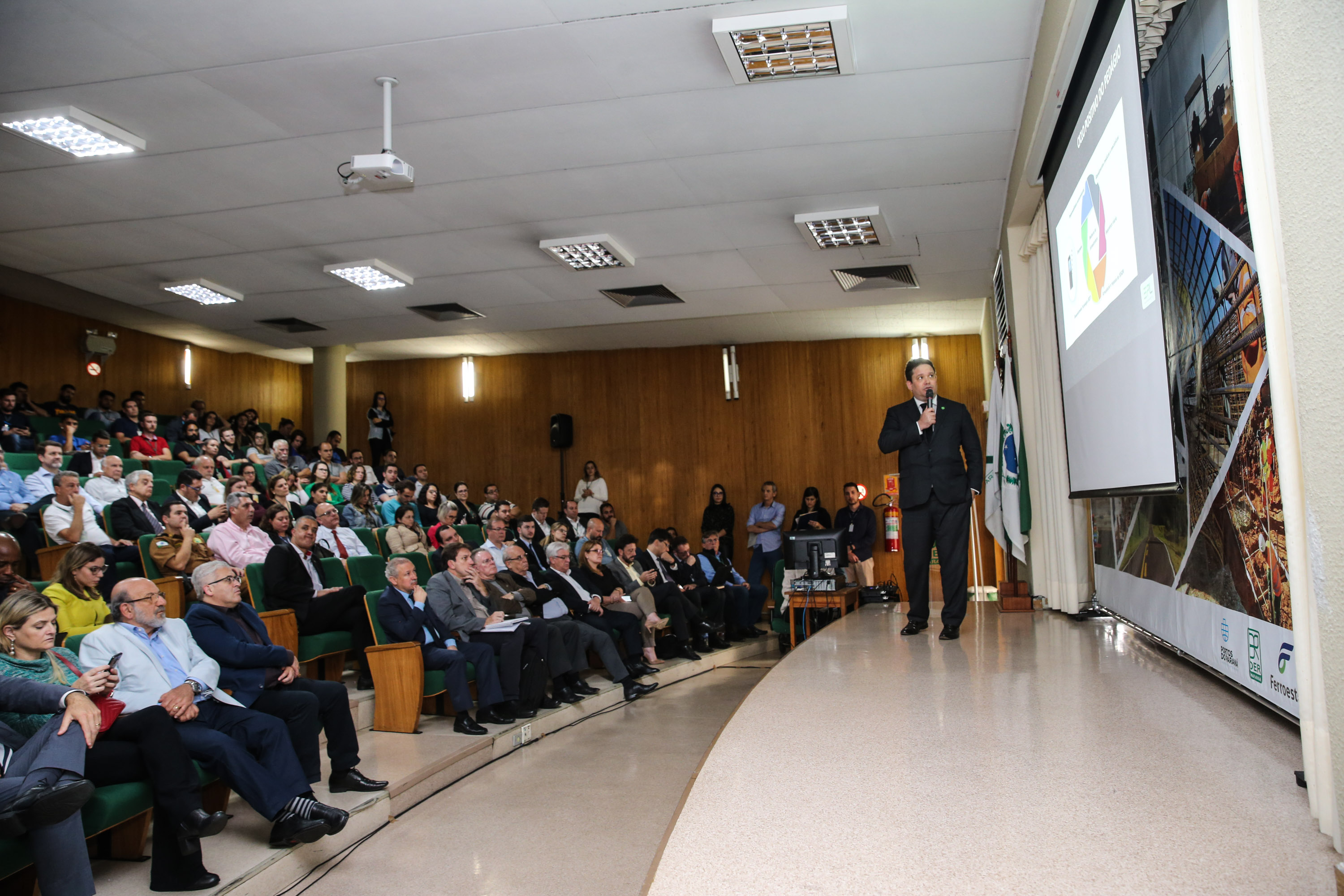 Na primeira reunião para apresentação do cronograma de atividades, o secretário de Estado da Infraestrutura e Logística, Sandro Alex, explicou que o objetivo dos grupos de trabalho do Governo do Estado e da União é garantir uma modelagem moderna de concessão.