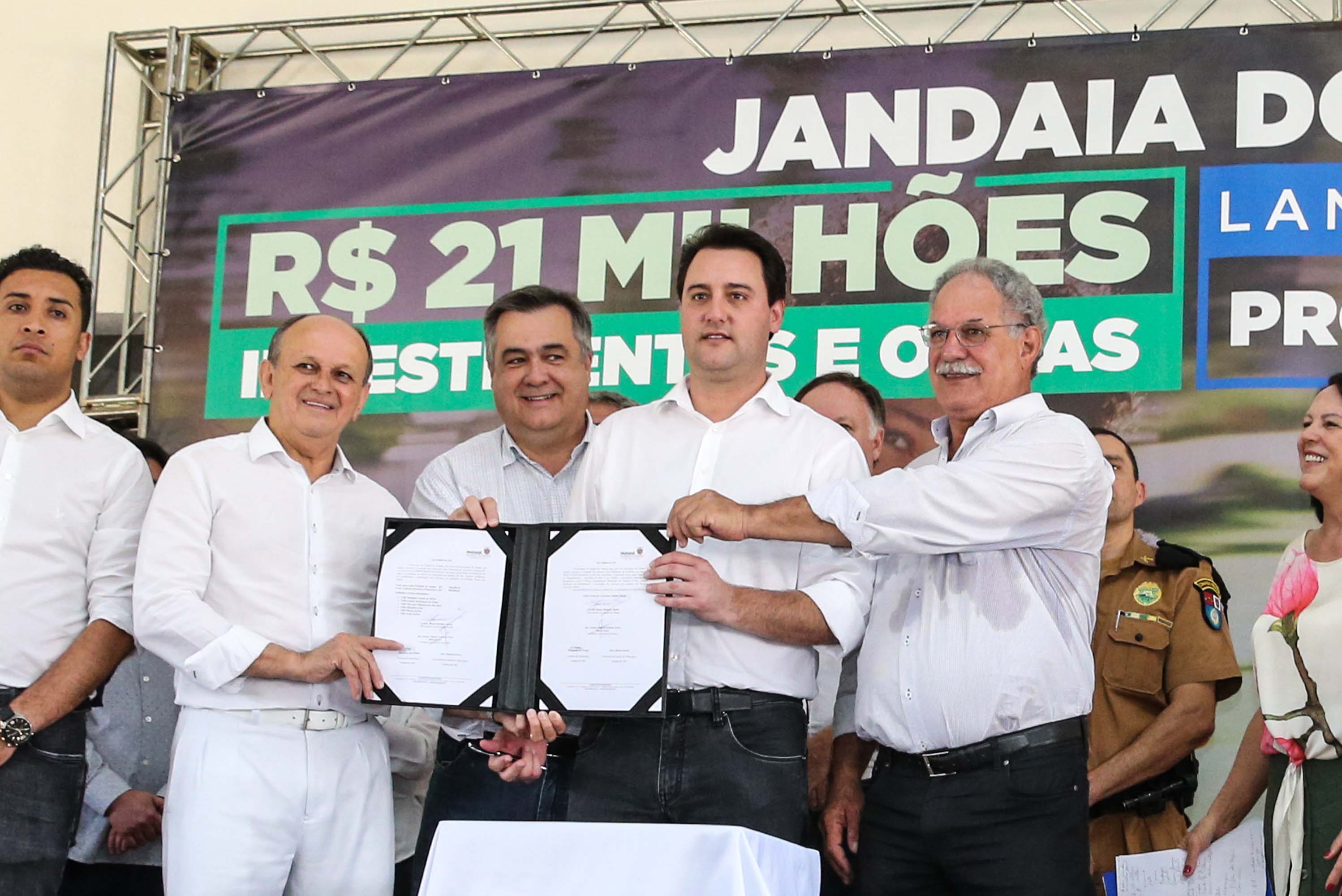O Governador Carlos Massa Ratinho Júnior lança nesta quinta-feira (28), o Programa Vida Nova Paraná em Jandaia do Sul. E também anuncia recursos e ações nas áreas da saúde, desenvolvimento urbano e sinalização viária, além de entrega de ambulância e de viatura para a Polícia Militar.Jandaia do Sul, 28/11/2019 - Foto: Geraldo Bubniak/AEN