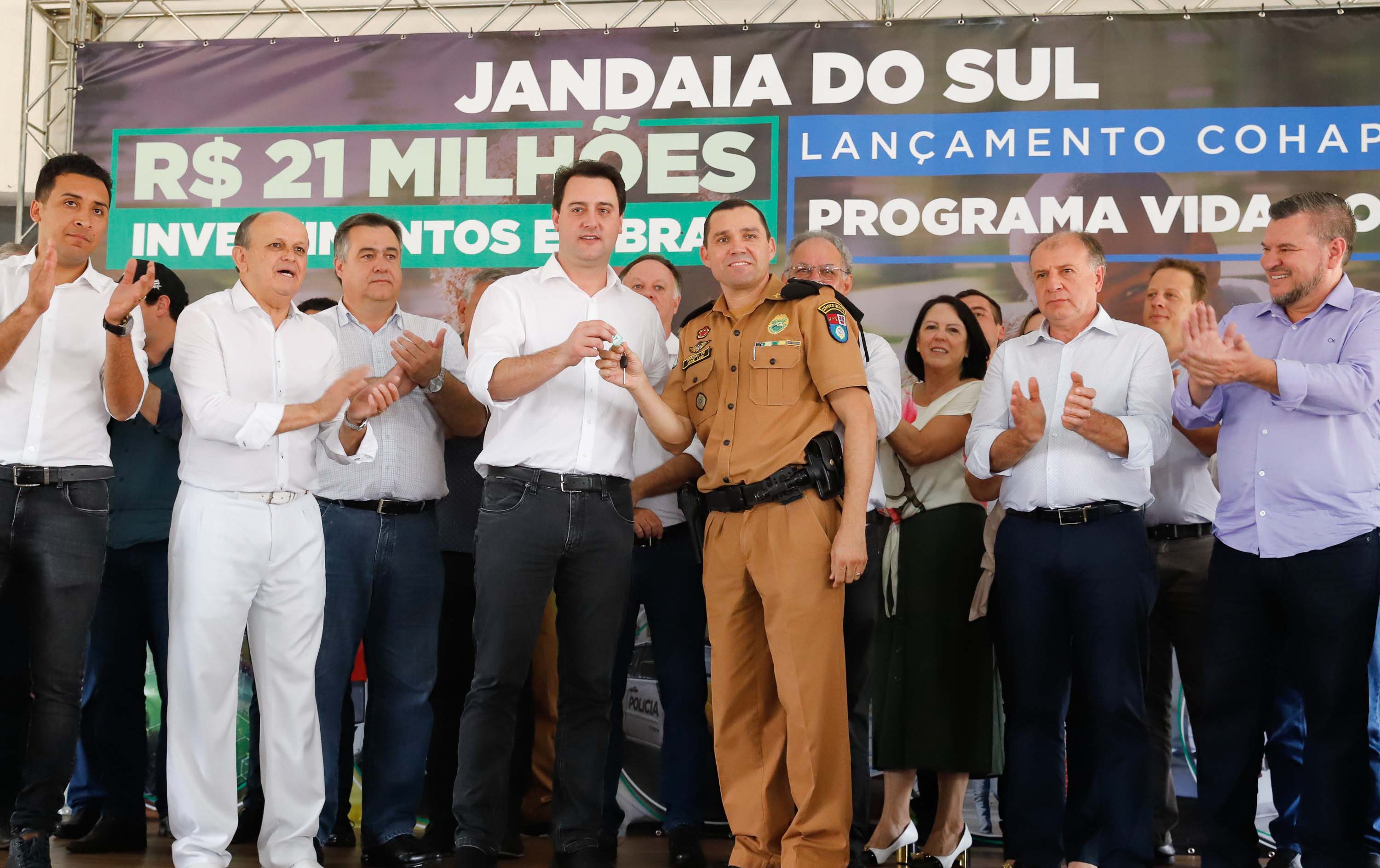 O município de Jandaia do Sul, no Vale do Ivaí, receberá uma série de ações do Governo do Estado nas áreas da saúde, segurança, saneamento, esporte, desenvolvimento urbano e para a sinalização de trânsito. Os investimentos somam R$ 21 milhões e foram confirmados pelo governador Carlos Massa Ratinho Junior nesta quinta-feira (28), em evento no município.