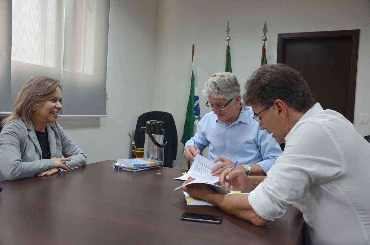 Um convênio assinado nesta terça-feira (03) vai garantir a implantação de nove hortas urbanas em Cascavel e a manutenção de 36. A iniciativa integra o programa Hortas Comunitárias do Departamento de Segurança Alimentar e Nutricional (Desan) e vai beneficiar diretamente 270 famílias. O valor do convênio é R$ 428,6 mil, com repasse de R$ 399,9 mil da Secretaria de Estado da Agricultura e do Abastecimento e a contrapartida do município de R$ 28,6 mil. Foto:SEAB