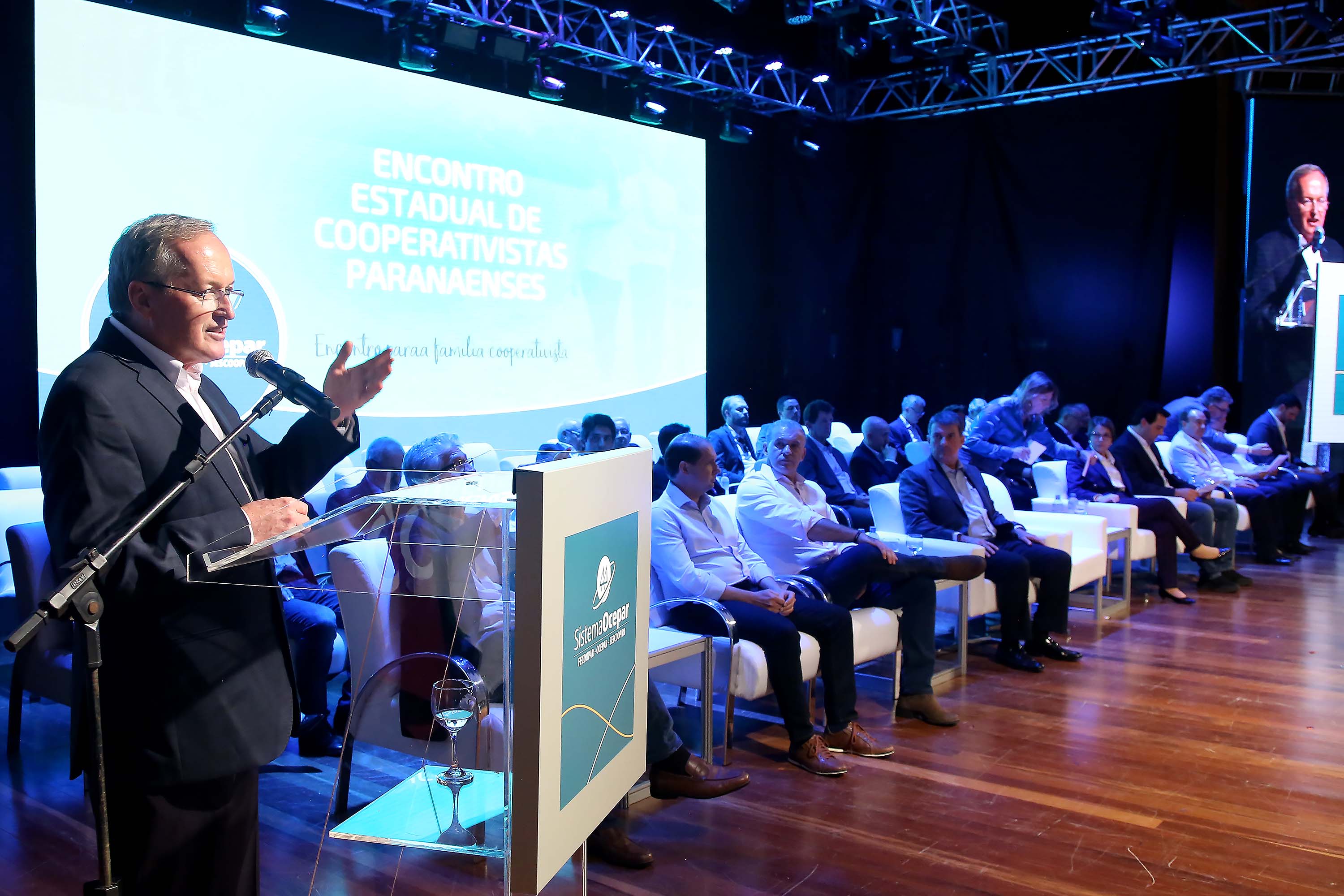 A ministra da Agricultura, Pecuária e Abastecimento, Tereza Cristina, assinou nesta sexta-feira (06), durante evento com a presença do governador Carlos Massa Ratinho Junior, instrução normativa que reforça o reconhecimento do Paraná como área livre da peste suína clássica (PSC). O documento desmembra o Estado de um grupo que era formado por 14 unidades federativas.
