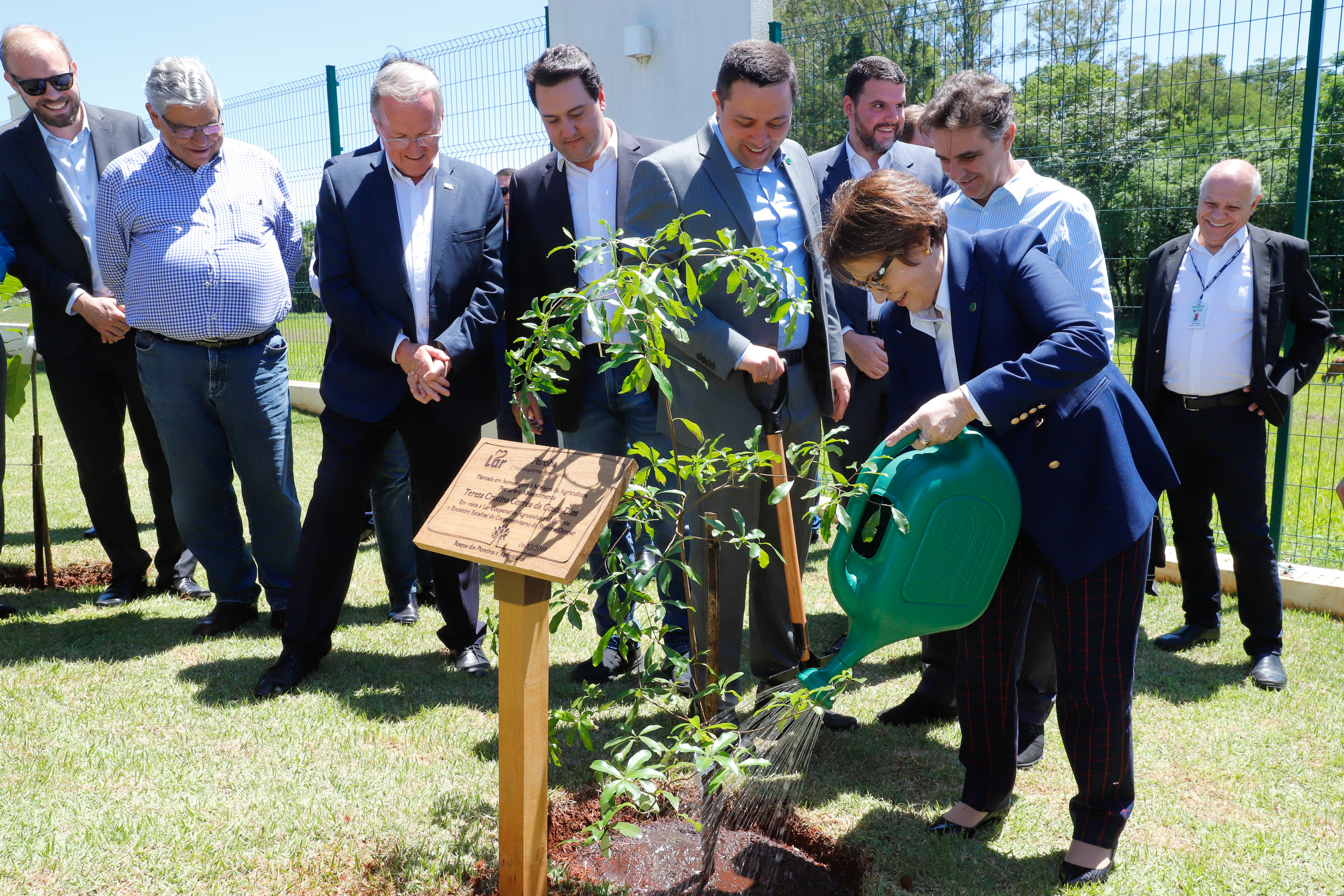 A ministra da Agricultura, Pecuária e Abastecimento, Tereza Cristina, assinou nesta sexta-feira (06), durante evento com a presença do governador Carlos Massa Ratinho Junior, instrução normativa que reforça o reconhecimento do Paraná como área livre da peste suína clássica (PSC). O documento desmembra o Estado de um grupo que era formado por 14 unidades federativas.