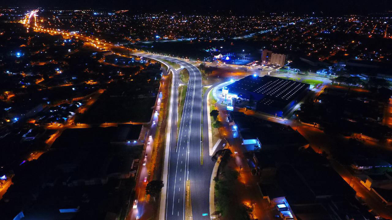 O Governo do Estado liberou nesta sexta-feira (06) para o tráfego de veículos o novo viaduto da BR-277, em Foz do Iguaçu. A liberação, feita pelo Departamento de Estradas de Rodagem do Paraná, aconteceu a partir das 16h, e contou com o apoio da Polícia Rodoviária Federal e da Prefeitura Municipal de Foz do Iguaçu.Foto:DER