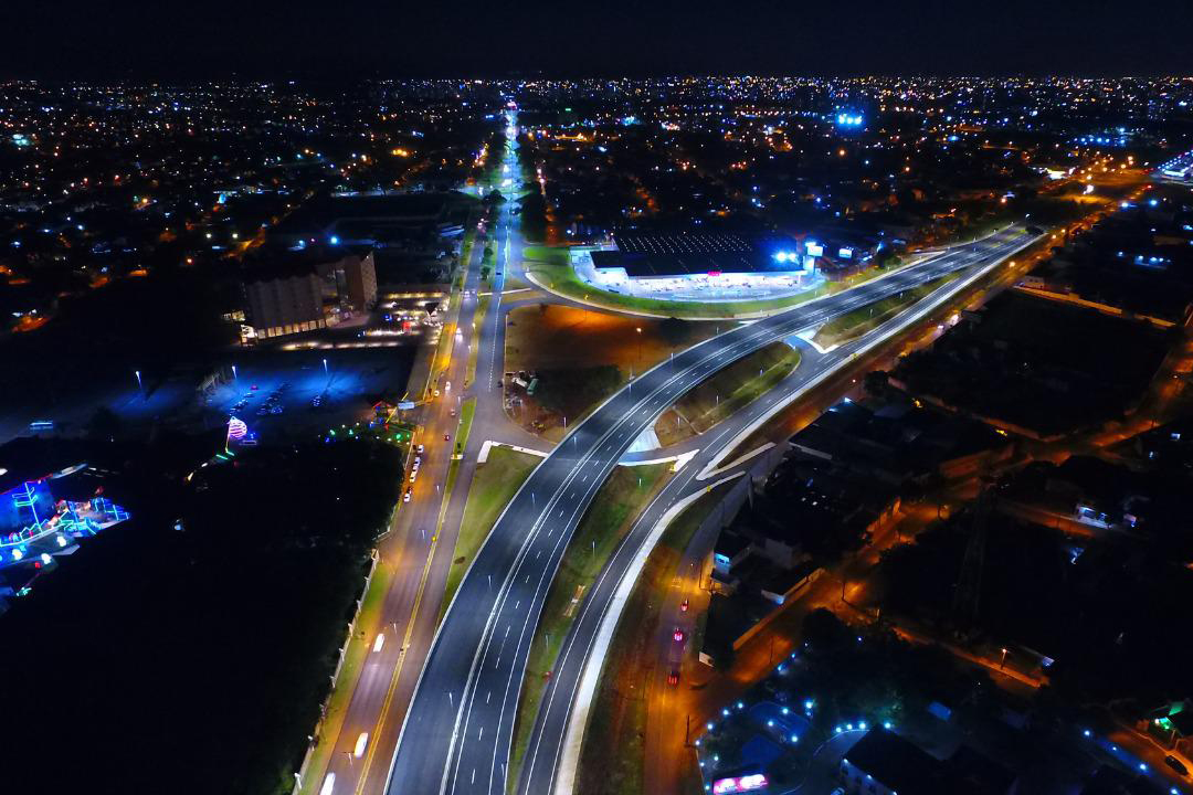 O Governo do Estado liberou nesta sexta-feira (06) para o tráfego de veículos o novo viaduto da BR-277, em Foz do Iguaçu. A liberação, feita pelo Departamento de Estradas de Rodagem do Paraná, aconteceu a partir das 16h, e contou com o apoio da Polícia Rodoviária Federal e da Prefeitura Municipal de Foz do Iguaçu.Foto:DER