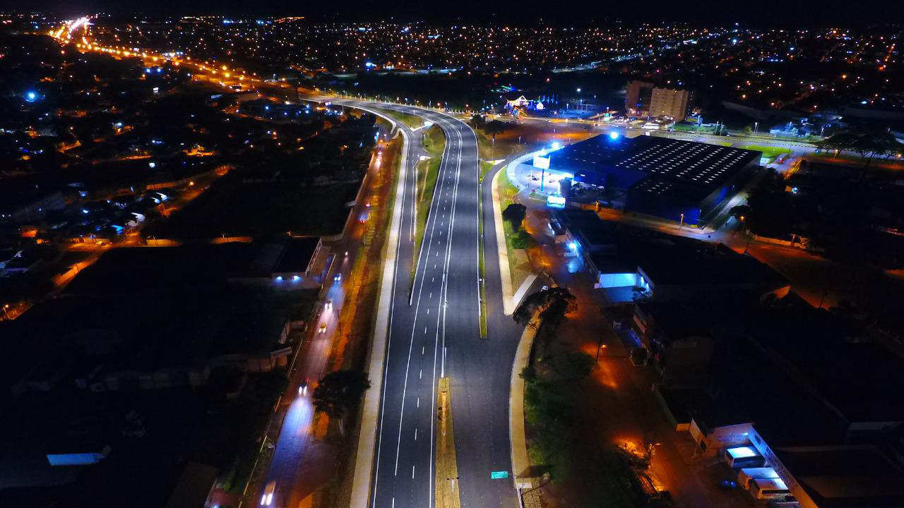 O Governo do Estado liberou nesta sexta-feira (06) para o tráfego de veículos o novo viaduto da BR-277, em Foz do Iguaçu. A liberação, feita pelo Departamento de Estradas de Rodagem do Paraná, aconteceu a partir das 16h, e contou com o apoio da Polícia Rodoviária Federal e da Prefeitura Municipal de Foz do Iguaçu.Foto:DER