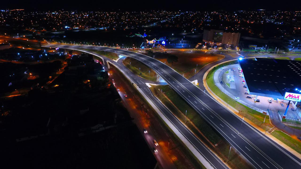 O Governo do Estado liberou nesta sexta-feira (06) para o tráfego de veículos o novo viaduto da BR-277, em Foz do Iguaçu. A liberação, feita pelo Departamento de Estradas de Rodagem do Paraná, aconteceu a partir das 16h, e contou com o apoio da Polícia Rodoviária Federal e da Prefeitura Municipal de Foz do Iguaçu.Foto:DER