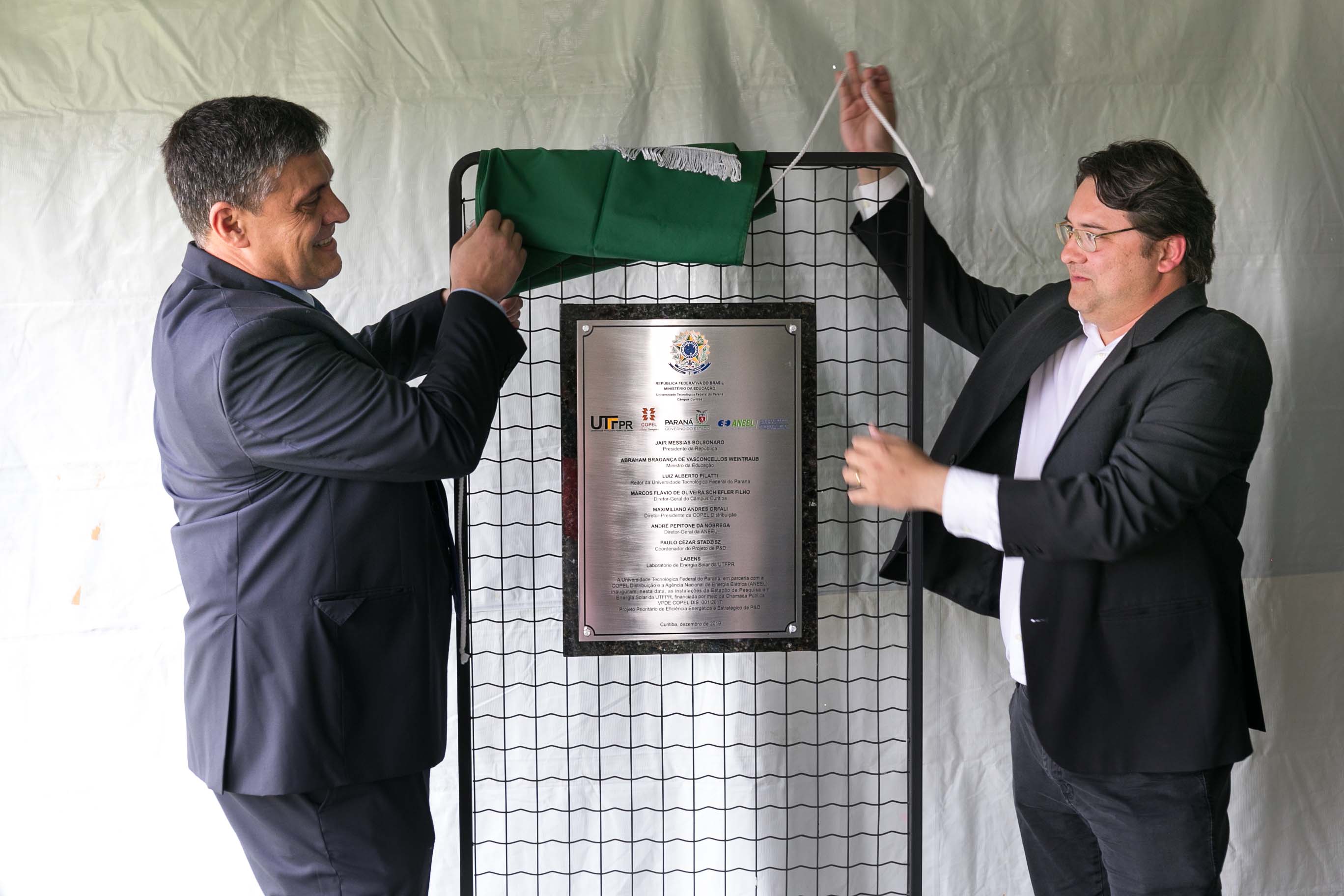 A Copel e Universidade Tecnológica Federal do Paraná – UTFPR inauguraram nesta segunda-feira (09) a rede de Estações de Pesquisa em Energia Solar, projeto que promete transformar o Estado em uma referência nesta área.