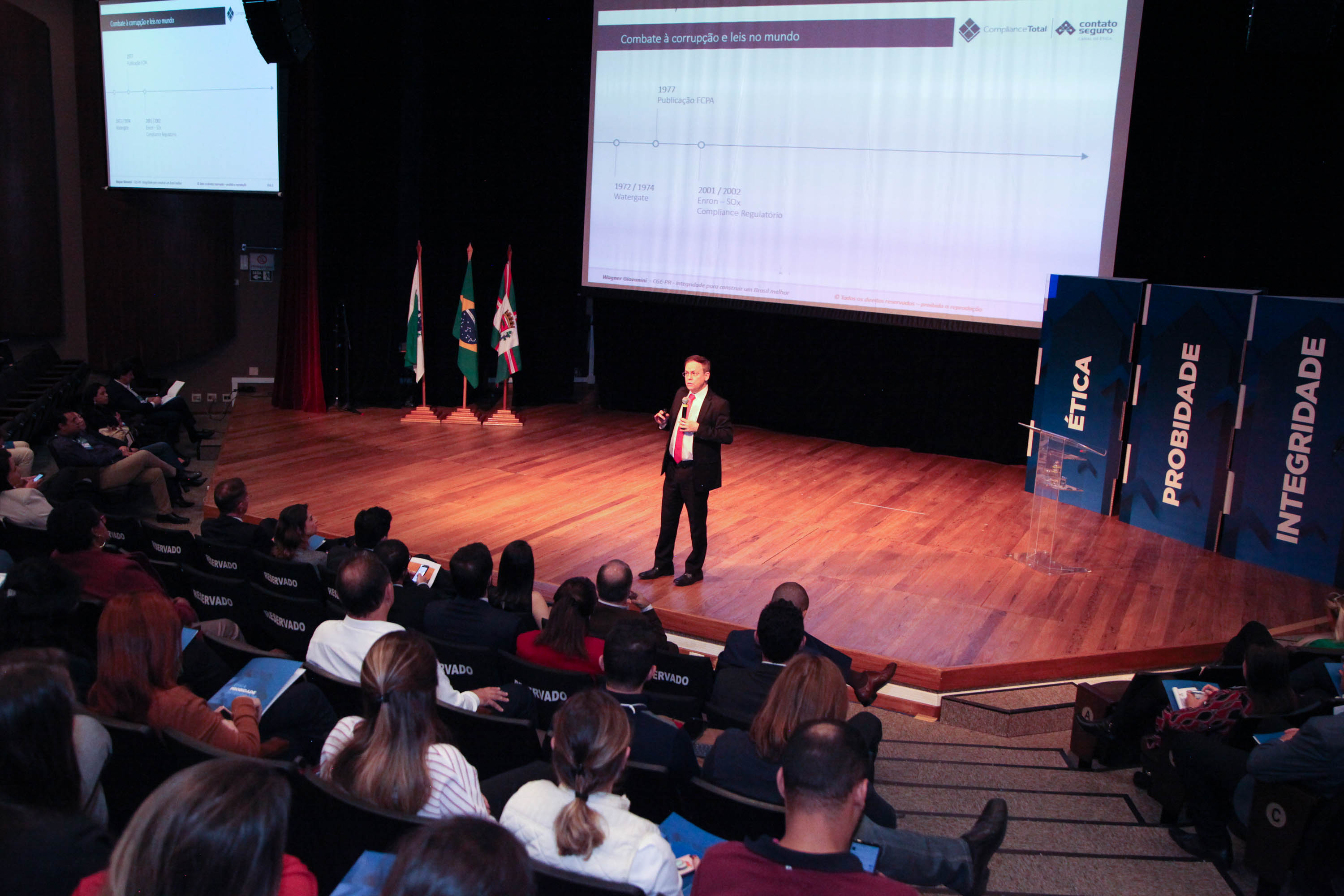 A consciência de um comportamento ético individual é capaz de transformar a cultura de uma sociedade. Esse é um dos conceitos comuns entre os profissionais que apresentaram teorias e experiências no 2º Simpósio Paranaense de Combate à Corrupção – Fazendo a coisa certa. O evento promovido pelo Governo do Paraná, por meio da Controladoria-Geral do Estado (CGE), reuniu cerca de 450 participantes, nesta segunda-feira (09), em Curitiba. Foto: Ari Dias/AEN