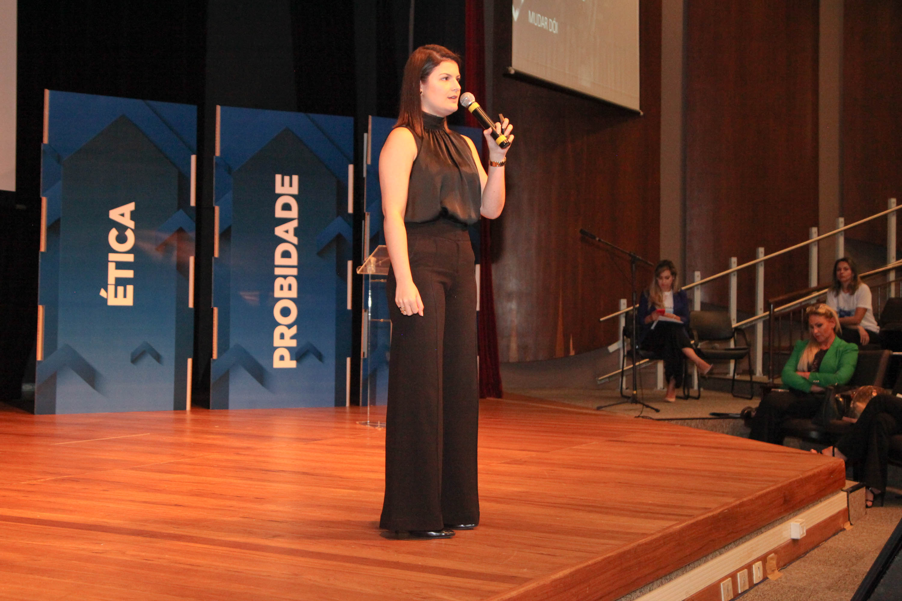 A consciência de um comportamento ético individual é capaz de transformar a cultura de uma sociedade. Esse é um dos conceitos comuns entre os profissionais que apresentaram teorias e experiências no 2º Simpósio Paranaense de Combate à Corrupção – Fazendo a coisa certa. O evento promovido pelo Governo do Paraná, por meio da Controladoria-Geral do Estado (CGE), reuniu cerca de 450 participantes, nesta segunda-feira (09), em Curitiba. Foto: Ari Dias/AEN