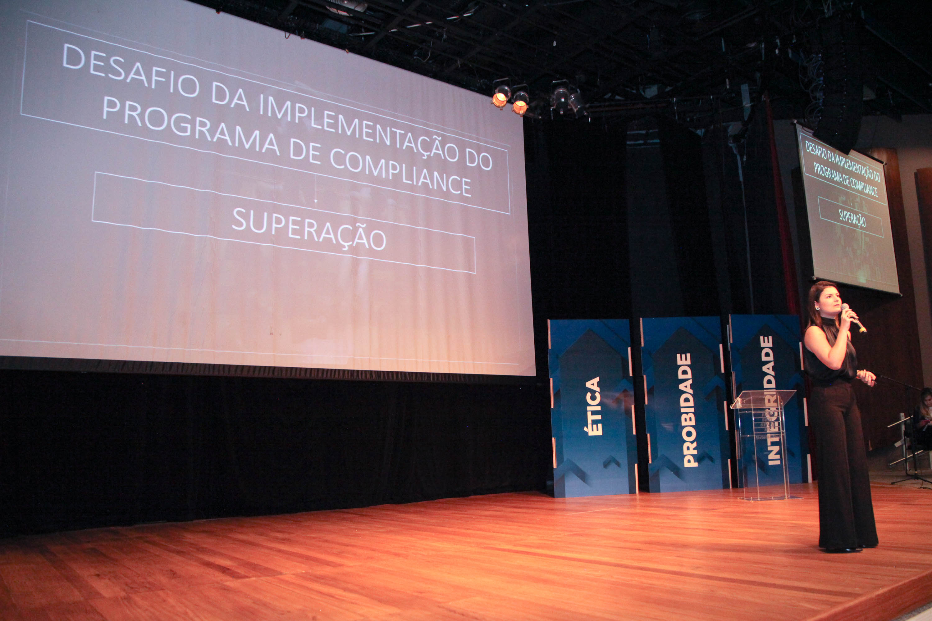 A consciência de um comportamento ético individual é capaz de transformar a cultura de uma sociedade. Esse é um dos conceitos comuns entre os profissionais que apresentaram teorias e experiências no 2º Simpósio Paranaense de Combate à Corrupção – Fazendo a coisa certa. O evento promovido pelo Governo do Paraná, por meio da Controladoria-Geral do Estado (CGE), reuniu cerca de 450 participantes, nesta segunda-feira (09), em Curitiba. Foto: Ari Dias/AEN