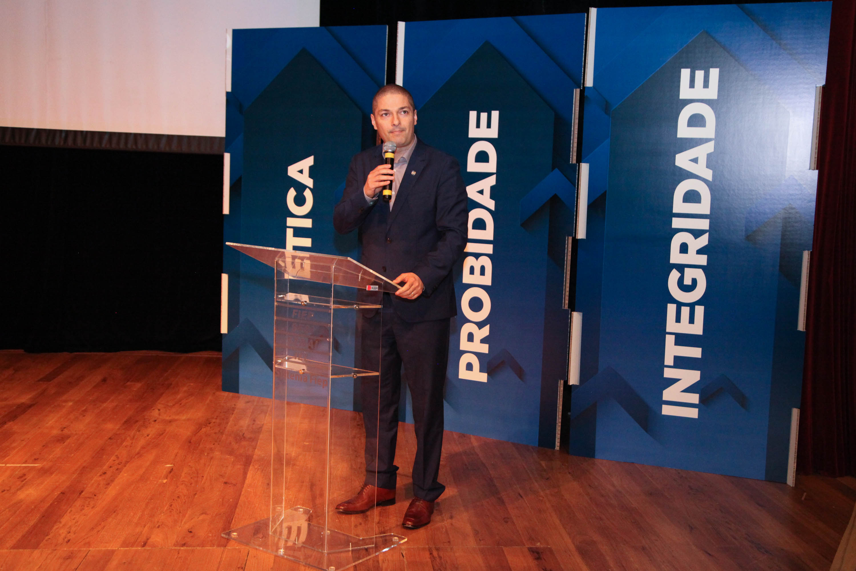 A consciência de um comportamento ético individual é capaz de transformar a cultura de uma sociedade. Esse é um dos conceitos comuns entre os profissionais que apresentaram teorias e experiências no 2º Simpósio Paranaense de Combate à Corrupção – Fazendo a coisa certa. O evento promovido pelo Governo do Paraná, por meio da Controladoria-Geral do Estado (CGE), reuniu cerca de 450 participantes, nesta segunda-feira (09), em Curitiba. Foto: Ari Dias/AEN