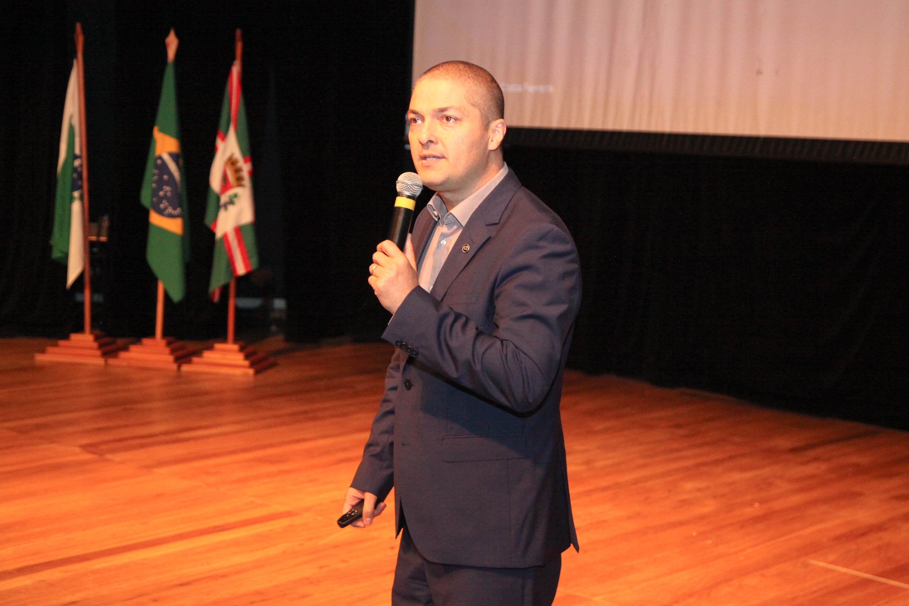 A consciência de um comportamento ético individual é capaz de transformar a cultura de uma sociedade. Esse é um dos conceitos comuns entre os profissionais que apresentaram teorias e experiências no 2º Simpósio Paranaense de Combate à Corrupção – Fazendo a coisa certa. O evento promovido pelo Governo do Paraná, por meio da Controladoria-Geral do Estado (CGE), reuniu cerca de 450 participantes, nesta segunda-feira (09), em Curitiba. Foto: Ari Dias/AEN