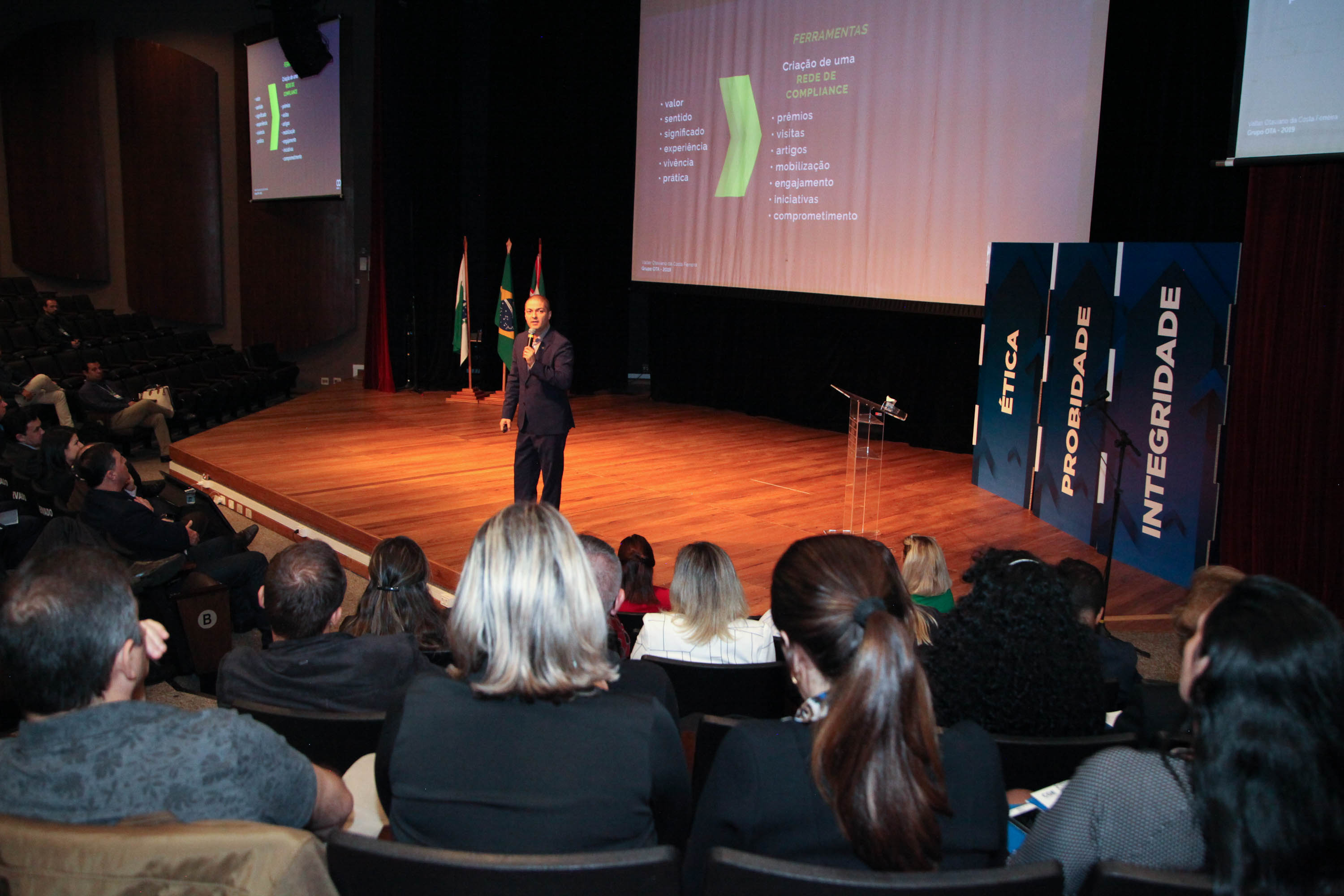 A consciência de um comportamento ético individual é capaz de transformar a cultura de uma sociedade. Esse é um dos conceitos comuns entre os profissionais que apresentaram teorias e experiências no 2º Simpósio Paranaense de Combate à Corrupção – Fazendo a coisa certa. O evento promovido pelo Governo do Paraná, por meio da Controladoria-Geral do Estado (CGE), reuniu cerca de 450 participantes, nesta segunda-feira (09), em Curitiba. Foto: Ari Dias/AEN