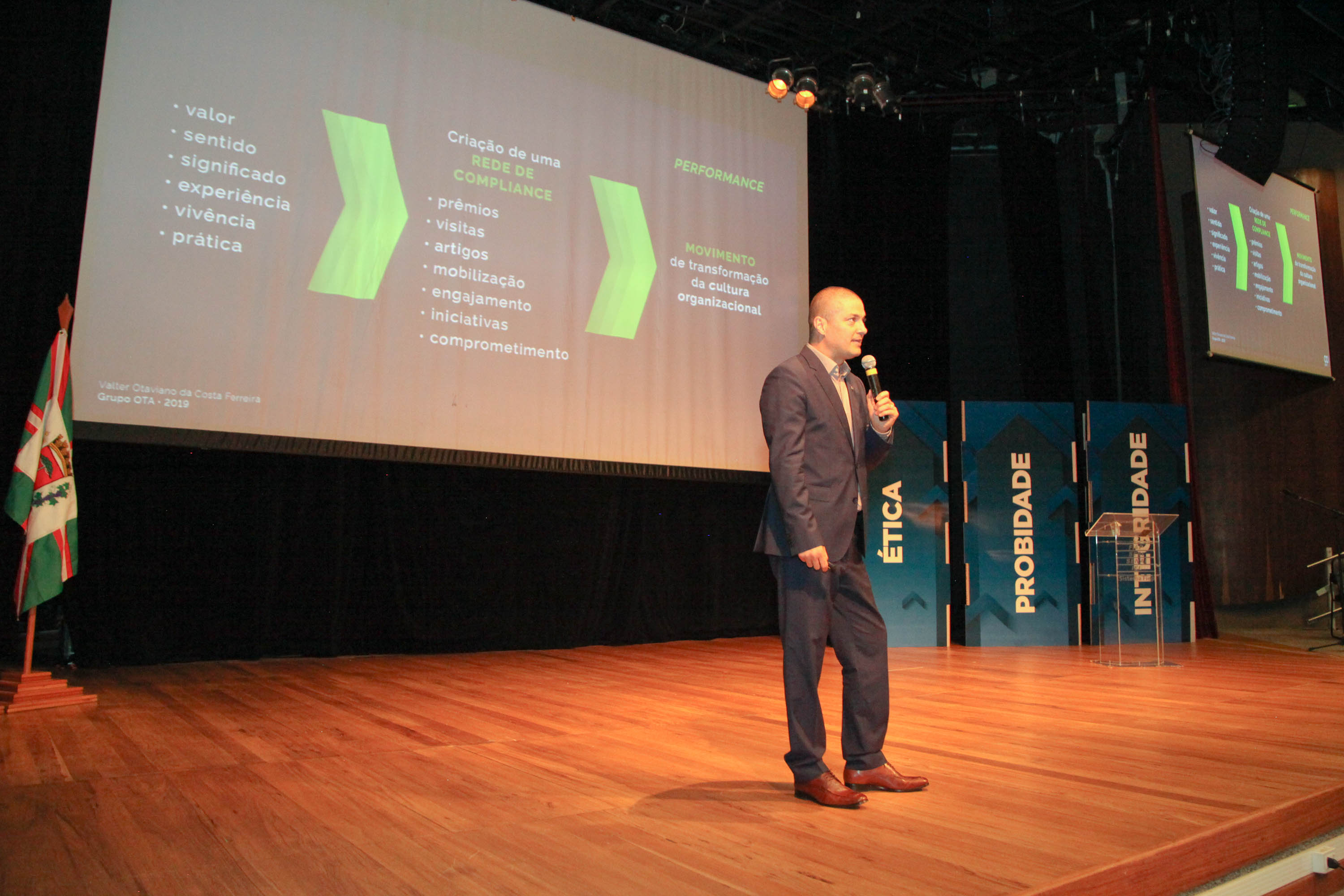 A consciência de um comportamento ético individual é capaz de transformar a cultura de uma sociedade. Esse é um dos conceitos comuns entre os profissionais que apresentaram teorias e experiências no 2º Simpósio Paranaense de Combate à Corrupção – Fazendo a coisa certa. O evento promovido pelo Governo do Paraná, por meio da Controladoria-Geral do Estado (CGE), reuniu cerca de 450 participantes, nesta segunda-feira (09), em Curitiba. Foto: Ari Dias/AEN