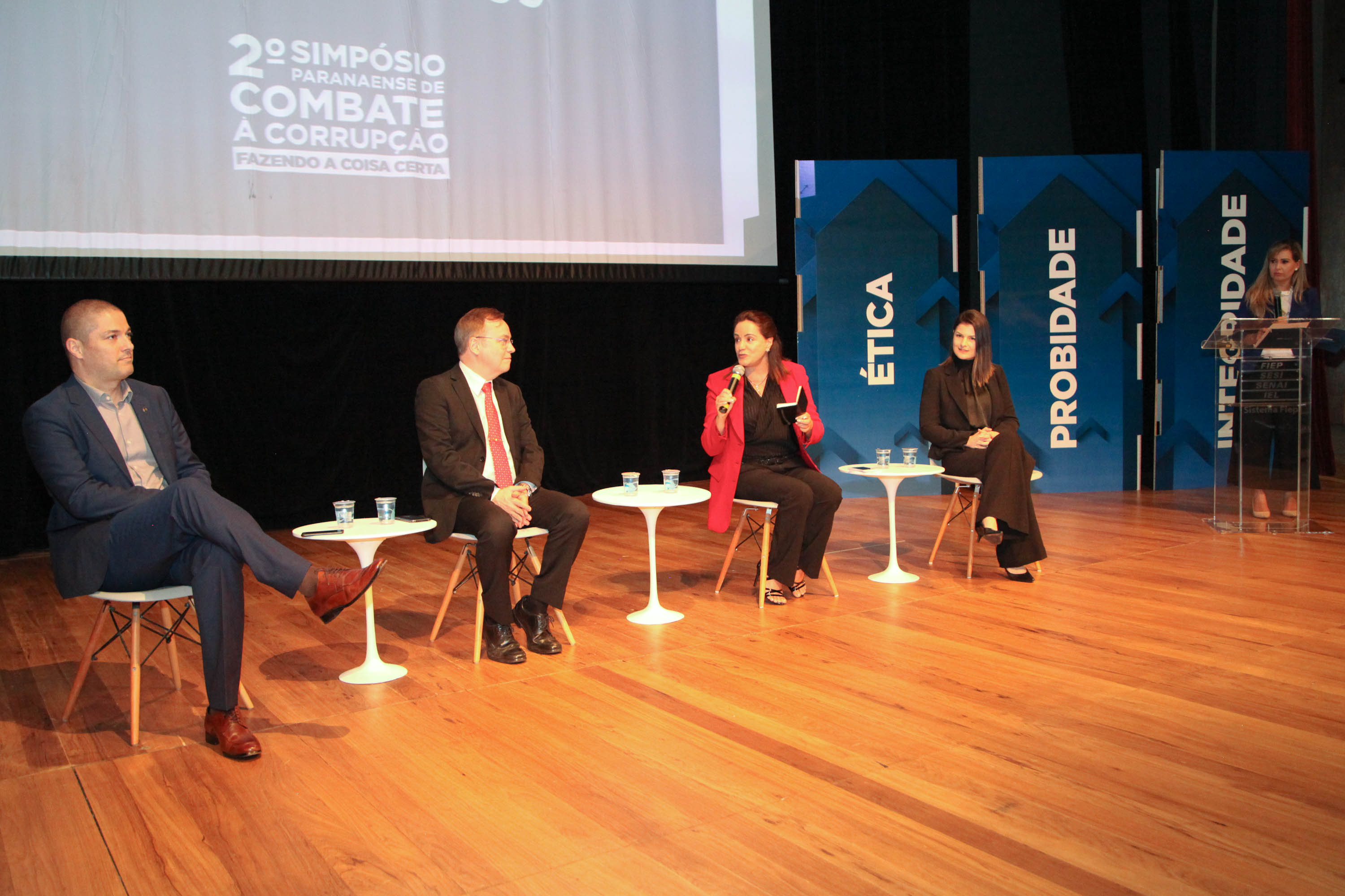 A consciência de um comportamento ético individual é capaz de transformar a cultura de uma sociedade. Esse é um dos conceitos comuns entre os profissionais que apresentaram teorias e experiências no 2º Simpósio Paranaense de Combate à Corrupção – Fazendo a coisa certa. O evento promovido pelo Governo do Paraná, por meio da Controladoria-Geral do Estado (CGE), reuniu cerca de 450 participantes, nesta segunda-feira (09), em Curitiba. Foto: Ari Dias/AEN