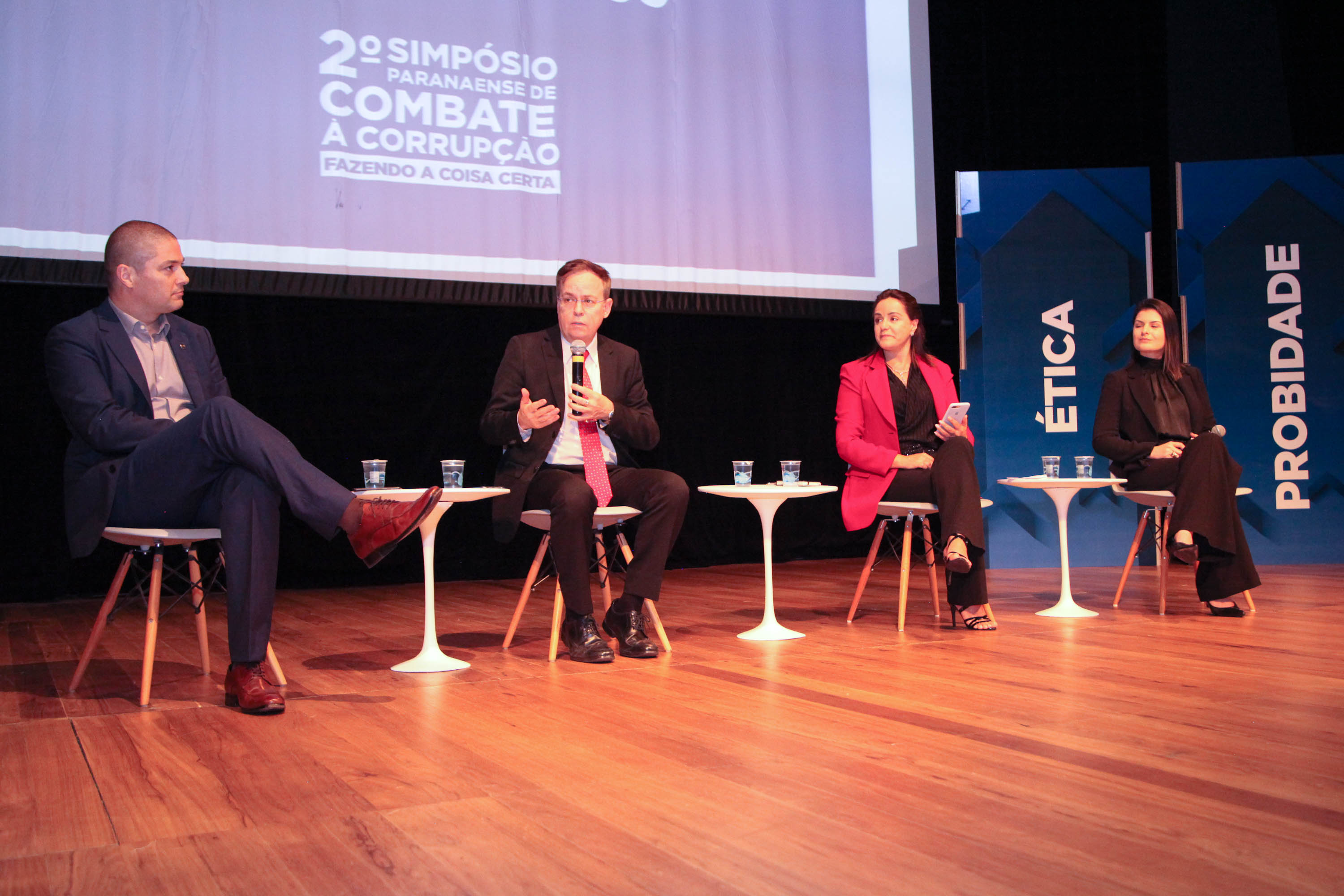 A consciência de um comportamento ético individual é capaz de transformar a cultura de uma sociedade. Esse é um dos conceitos comuns entre os profissionais que apresentaram teorias e experiências no 2º Simpósio Paranaense de Combate à Corrupção – Fazendo a coisa certa. O evento promovido pelo Governo do Paraná, por meio da Controladoria-Geral do Estado (CGE), reuniu cerca de 450 participantes, nesta segunda-feira (09), em Curitiba. Foto: Ari Dias/AEN