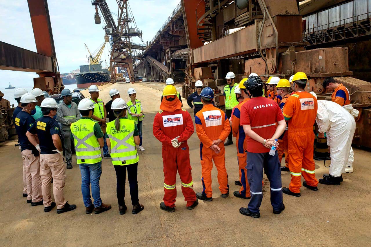 O Porto de Paranaguá promoveu nesta quarta-feira (11) um simulado para atendimento de emergência química. Esta é a primeira ação deste tipo e preparou trabalhadores de vários setores e empresas para dar resposta rápida e eficaz em caso de contato com produtos usados na fumigação, um tratamento feito nas cargas de granéis vegetais para controle de pragas.

Foto: Pierpaolo Nota