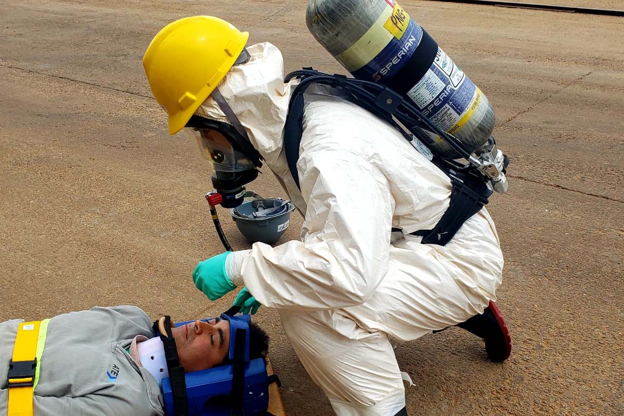 O Porto de Paranaguá promoveu nesta quarta-feira (11) um simulado para atendimento de emergência química. Esta é a primeira ação deste tipo e preparou trabalhadores de vários setores e empresas para dar resposta rápida e eficaz em caso de contato com produtos usados na fumigação, um tratamento feito nas cargas de granéis vegetais para controle de pragas.

Foto: Pierpaolo Nota