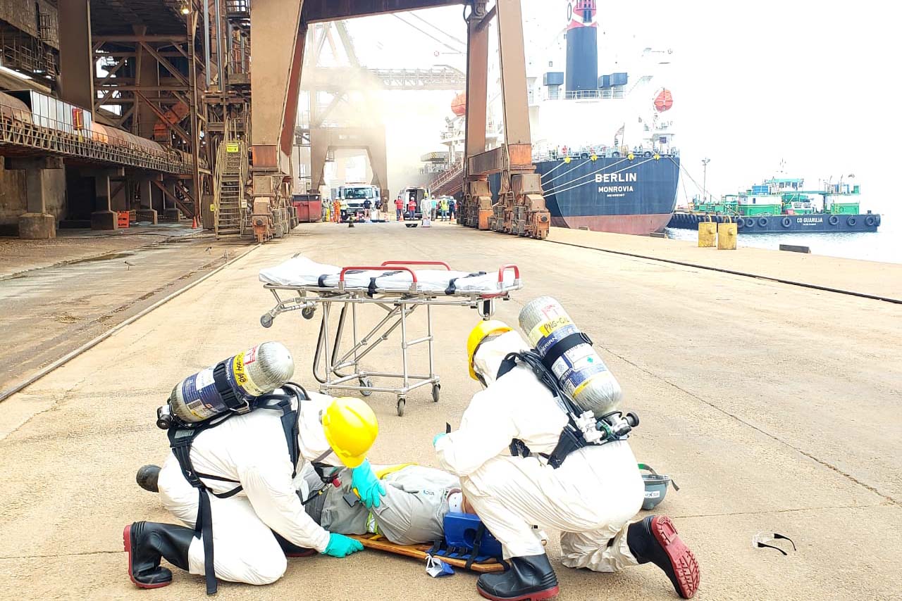 O Porto de Paranaguá promoveu nesta quarta-feira (11) um simulado para atendimento de emergência química. Esta é a primeira ação deste tipo e preparou trabalhadores de vários setores e empresas para dar resposta rápida e eficaz em caso de contato com produtos usados na fumigação, um tratamento feito nas cargas de granéis vegetais para controle de pragas.

Foto: Pierpaolo Nota