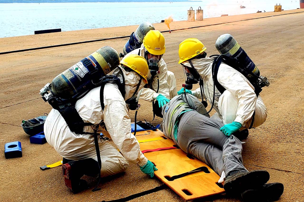 O Porto de Paranaguá promoveu nesta quarta-feira (11) um simulado para atendimento de emergência química. Esta é a primeira ação deste tipo e preparou trabalhadores de vários setores e empresas para dar resposta rápida e eficaz em caso de contato com produtos usados na fumigação, um tratamento feito nas cargas de granéis vegetais para controle de pragas.

Foto: Pierpaolo Nota