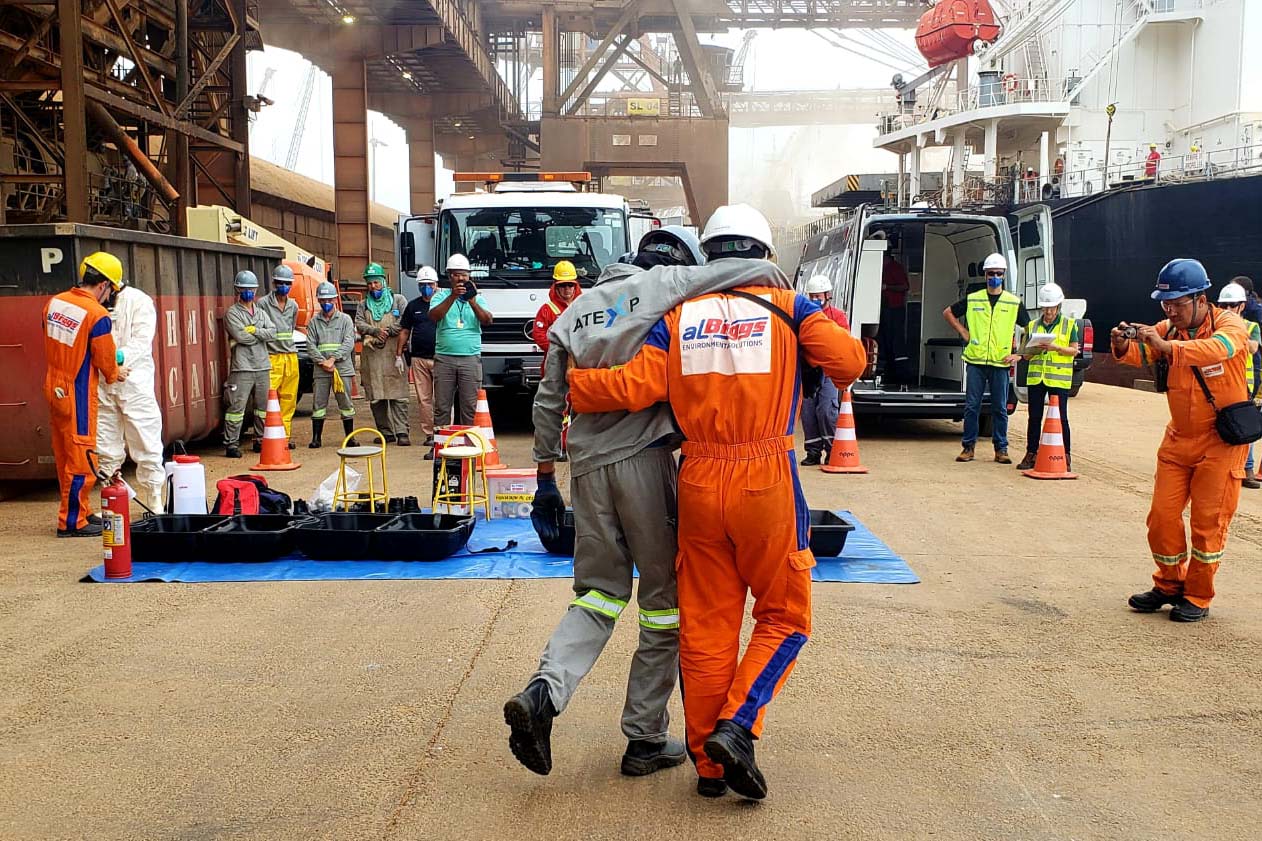 O Porto de Paranaguá promoveu nesta quarta-feira (11) um simulado para atendimento de emergência química. Esta é a primeira ação deste tipo e preparou trabalhadores de vários setores e empresas para dar resposta rápida e eficaz em caso de contato com produtos usados na fumigação, um tratamento feito nas cargas de granéis vegetais para controle de pragas.

Foto: Pierpaolo Nota