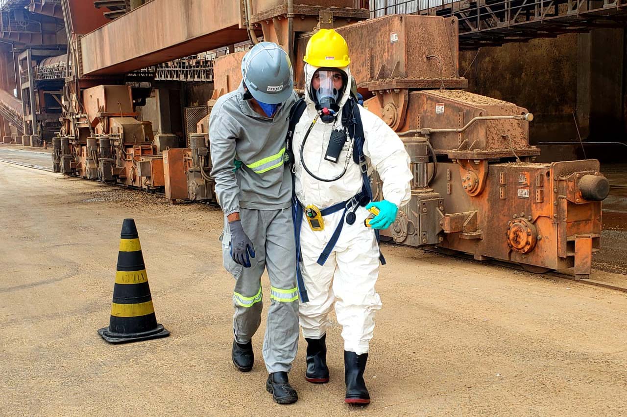 O Porto de Paranaguá promoveu nesta quarta-feira (11) um simulado para atendimento de emergência química. Esta é a primeira ação deste tipo e preparou trabalhadores de vários setores e empresas para dar resposta rápida e eficaz em caso de contato com produtos usados na fumigação, um tratamento feito nas cargas de granéis vegetais para controle de pragas.

Foto: Pierpaolo Nota